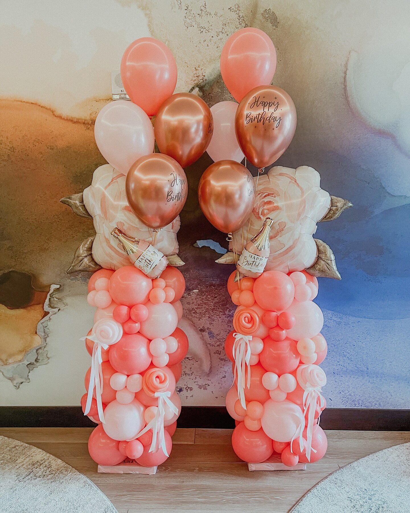 Pink and poetic mini columns! 
.

.
.
. #balloontower #balloon #birthdayballoons #birthday🎂 #balloons #organic balloons #balloonprofessional #balloonmosaic ballooncolumn #balloonarrangement #balloonmarquee #obsessed #🎈 #vail #balloonstylist #organi