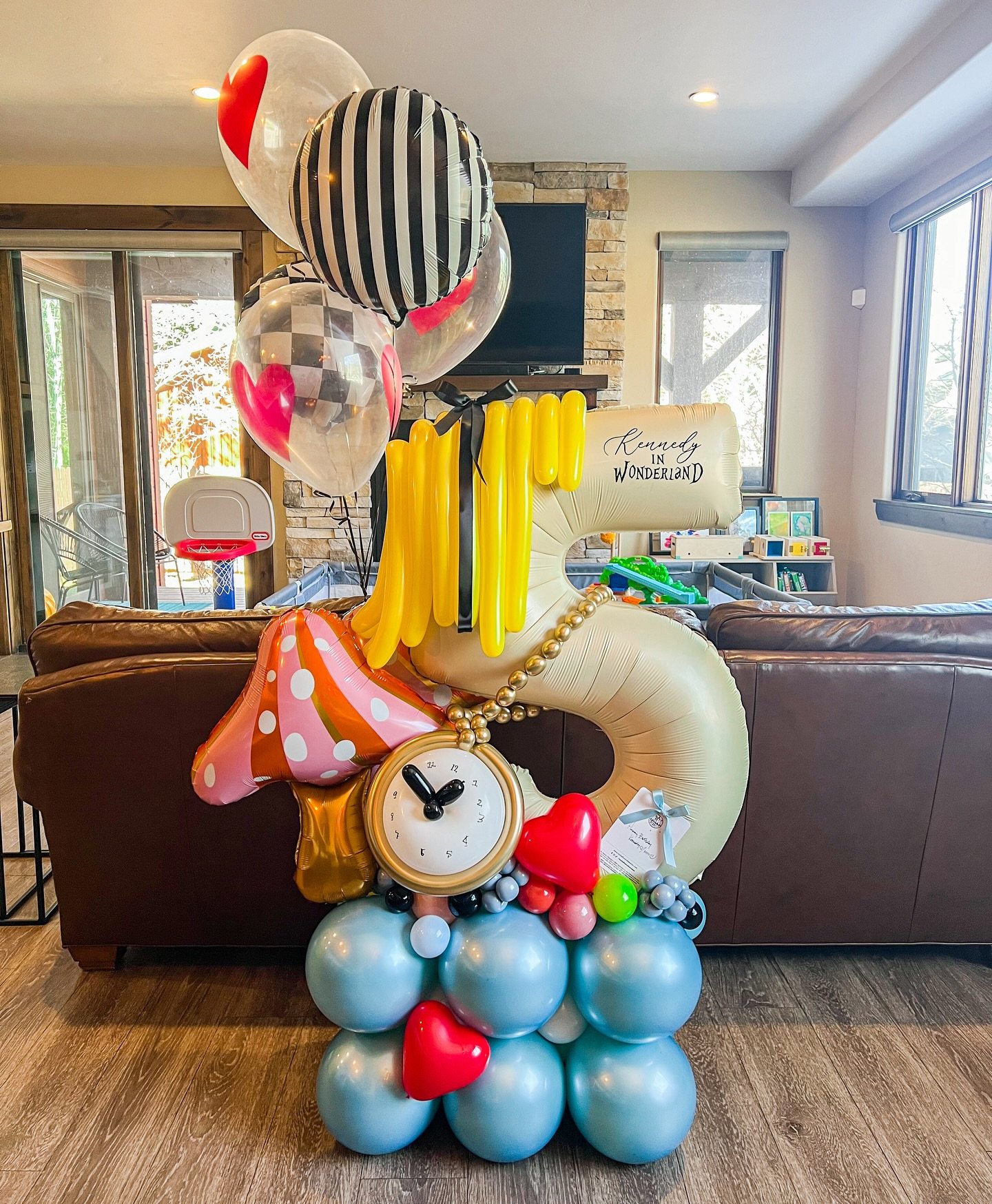 Alice in Wonderland is one of my fav themes! I had to restrain myself from going down the rabbit hole! There were so many ideas floating around in my head. 
.

.
.
. #balloontower #balloon #birthdayballoons #birthday🎂 #balloons #organic balloons #ba