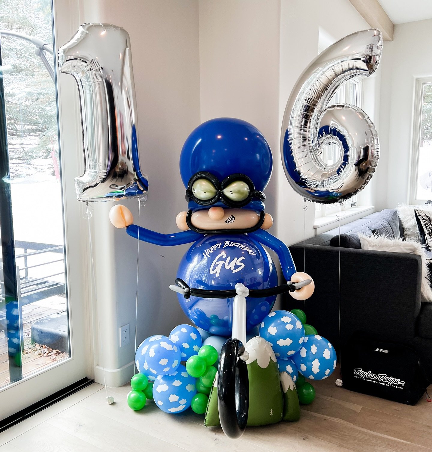 🏔️🚲Two wheels, one love! Happy 16th!! 
.

.

.

. #balloontower #balloon #birthdayballoons #birthday🎂 #balloons #organic balloons #balloonprofessional #balloonmosaic ballooncolumn #balloonarrangement #balloonmarquee #obsessed #🎈 #vail #balloonsty