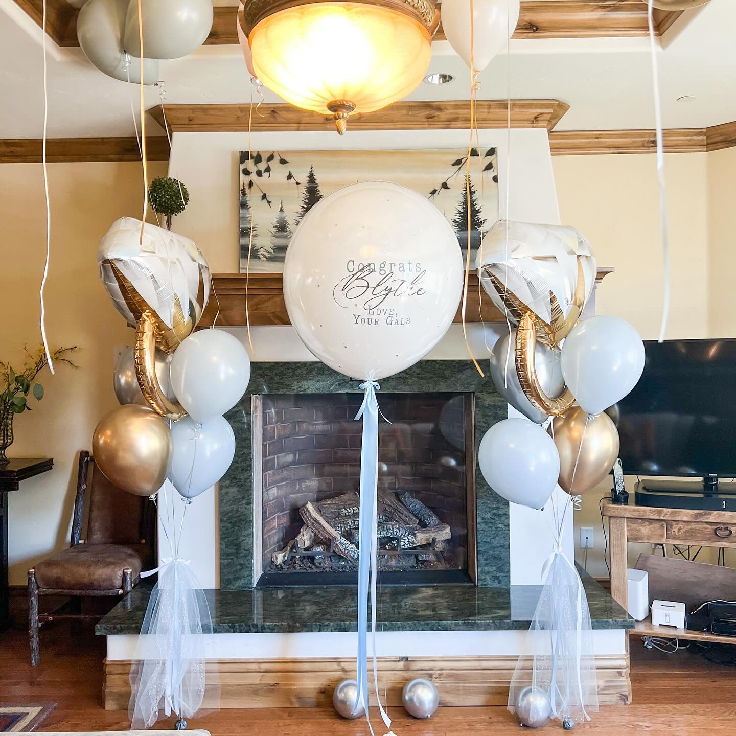 Bachelorette suite is ready for the girls! 
.

.
.
. #balloontower #balloon #birthdayballoons #birthday🎂 #balloons #organic balloons #balloonprofessional #balloonmosaic ballooncolumn #balloonarrangement #balloonmarquee #obsessed #🎈 #vail #balloonst