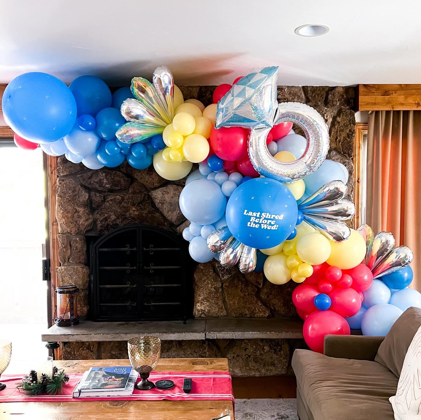 Last shred 🏂👰🏼&zwj;♀️ Before the wed! 
.

.
.
. #balloontower #balloon #birthdayballoons #birthday🎂 #balloons #organic balloons #balloonprofessional #balloonmosaic ballooncolumn #balloonarrangement #balloonmarquee #obsessed #🎈 #vail #balloonstyl