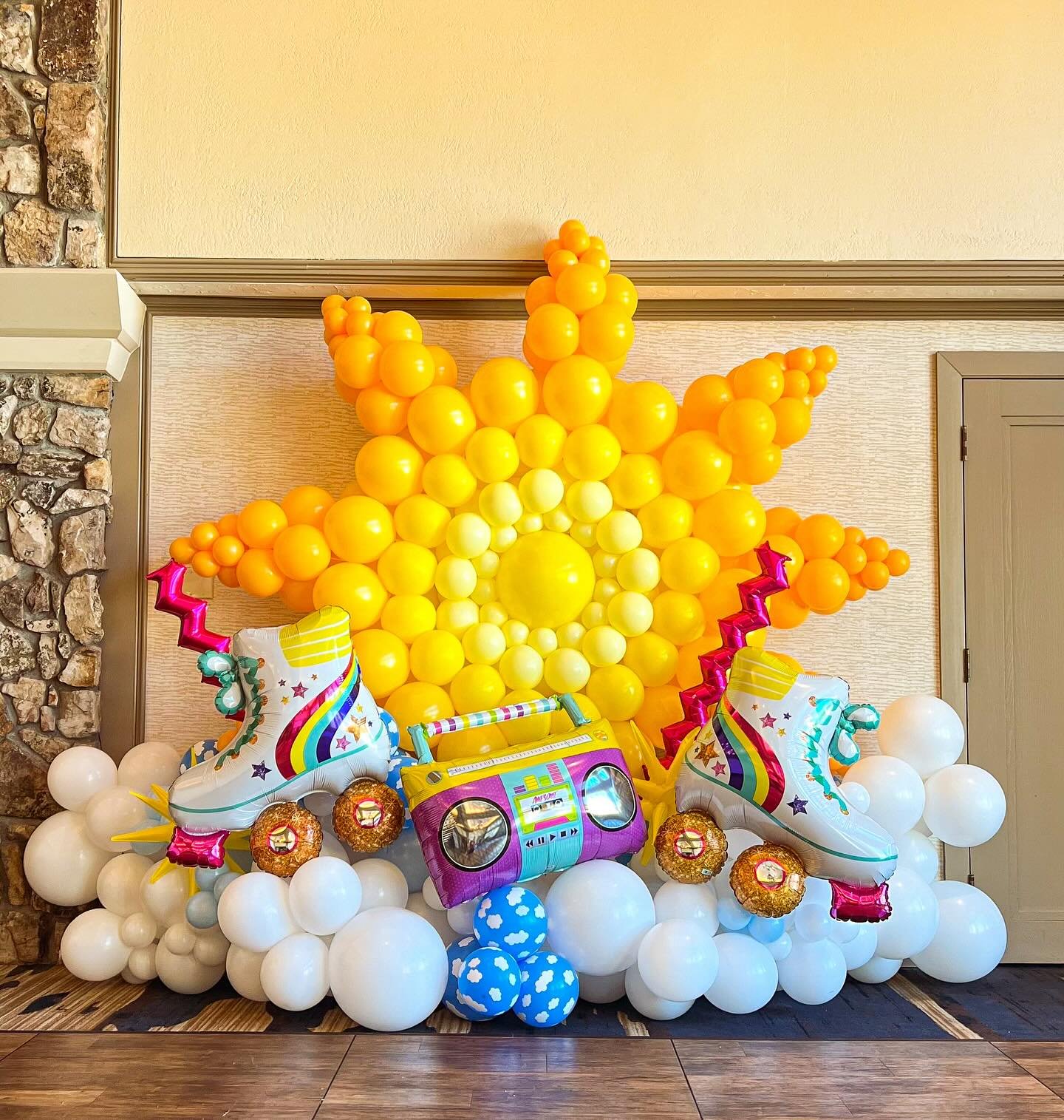 For the sunshine kids! Big shout out to @extrabetty for sharing her sun recipe. This design is for a very special organization and I hope this brightens your day a little! 
.
.

.
. #balloontower #balloon #birthdayballoons #birthday🎂 #balloons #orga