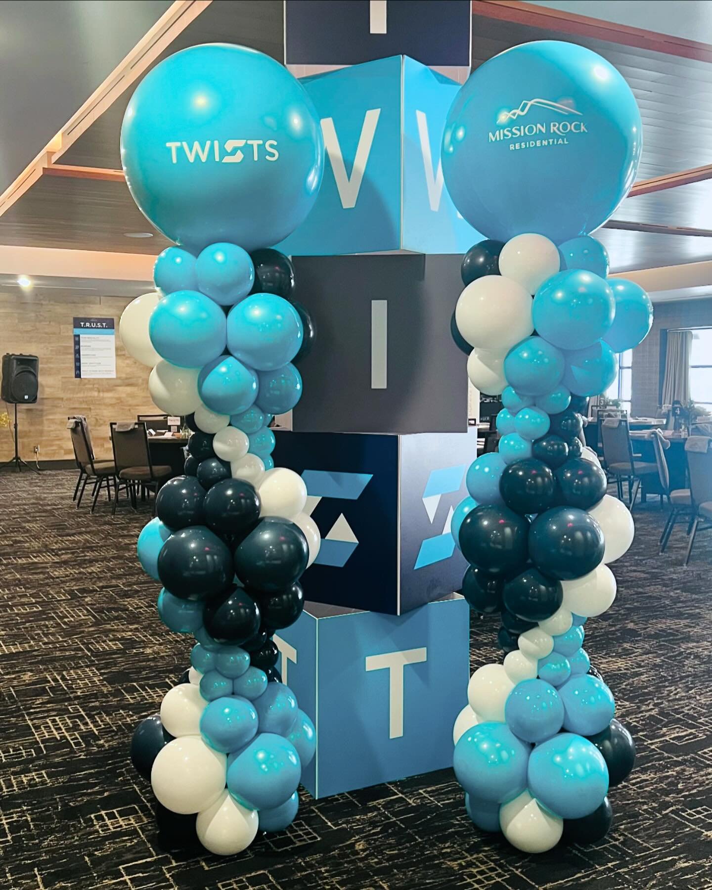 These bubble columns were the perfect design to reflect the theme of Mission Rocks  corporate event&hellip; Twists and Turns!
.
.
.
. #balloontower #balloon #birthdayballoons #birthday🎂 #balloons #organic balloons #balloonprofessional #balloonmosaic