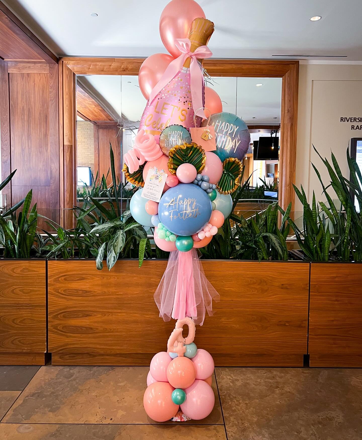 Transport me to Palm Springs! 🌵👙👜🌴
.
.
.
. #balloontower #balloon #birthdayballoons #birthday🎂 #balloons #organic balloons #balloonprofessional #balloonmosaic ballooncolumn #balloonarrangement #balloonmarquee #obsessed #🎈 #vail #balloonstylist 