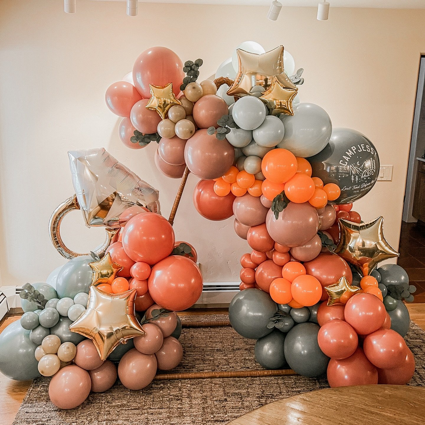 Welcome to Camp Jessy - The last trail before the veil 🏕️🏔️💍👰
.
.
.
. #balloontower #balloon #birthdayballoons #birthday #balloons #organicballoons #balloon professional #balloonmosaic  #balloonarrangement #balloonmarquee #obsessed #🎈 #vail #bal