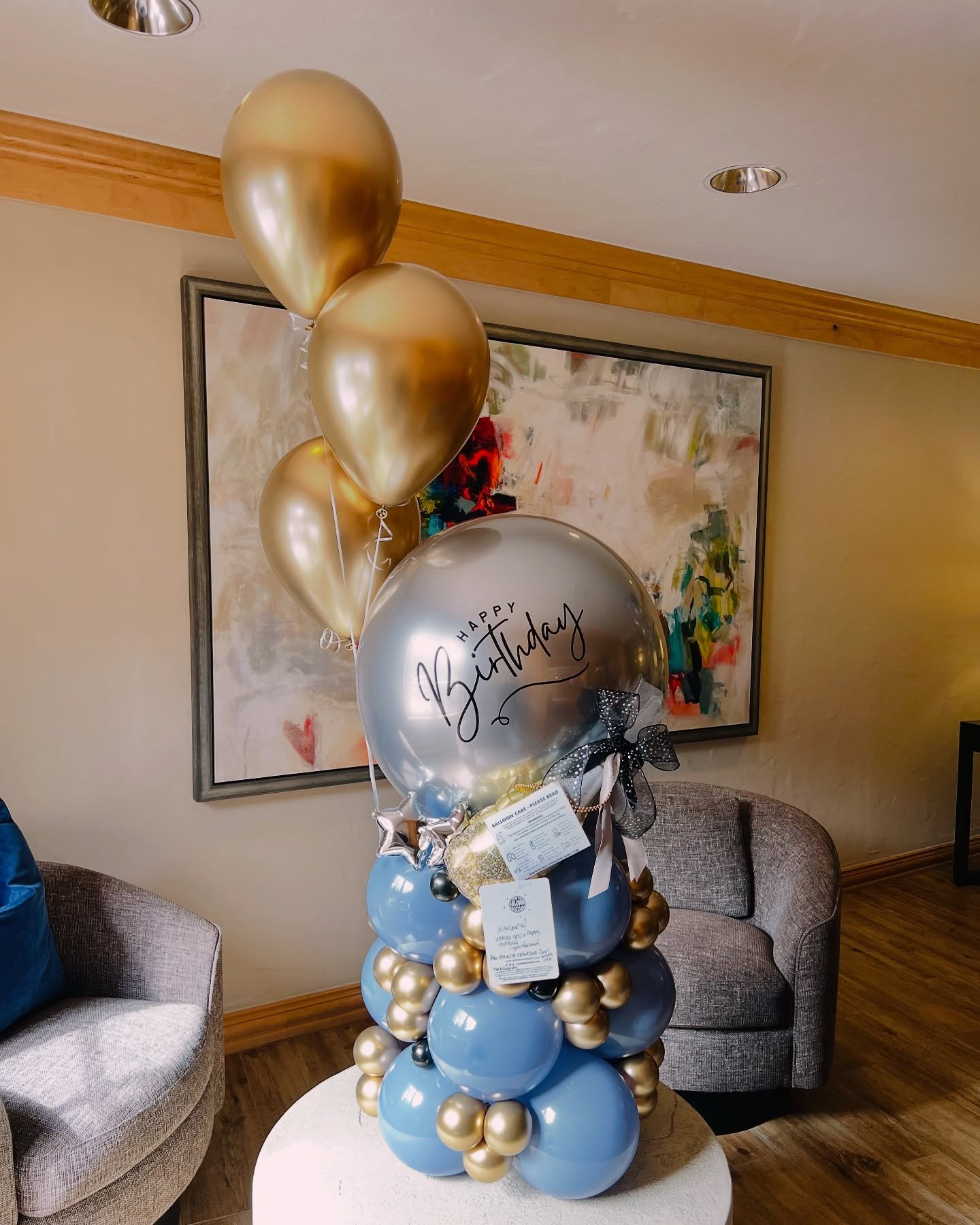 Simple and pretty!
.
.
.
. #balloontower #balloon #birthdayballoons #birthday #balloons #organicballoons #balloon professional #balloonmosaic  #balloonarrangement #balloonmarquee #obsessed #🎈 #vail #balloonstylist #organicballoons #balloonartist  #a