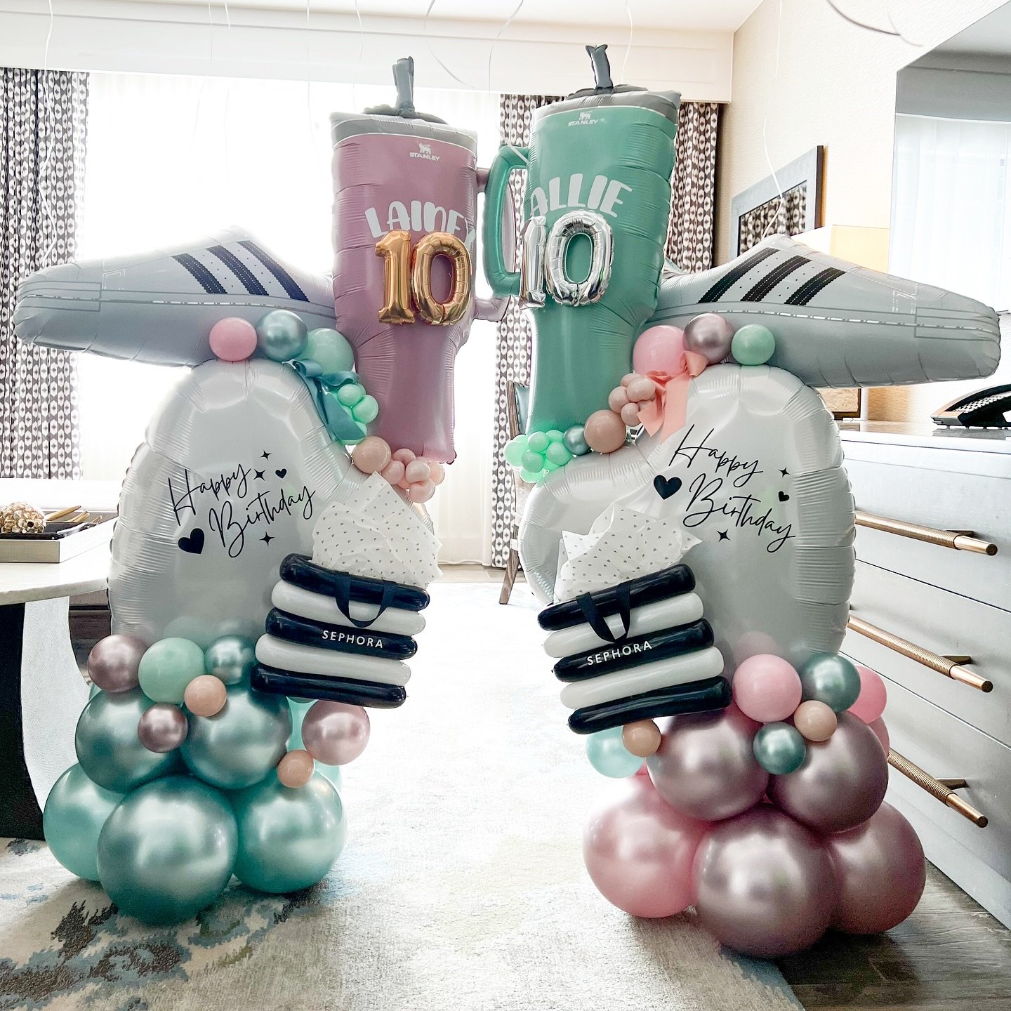 Saphora Haul 🖤🤍🖤🤍🖤
.
.
.
. #balloontower #balloon #birthdayballoons #birthday #balloons #organicballoons #balloon professional #balloonmosaic  #balloonarrangement #balloonmarquee #obsessed #🎈 #vail #balloonstylist #organicballoons #balloonartis