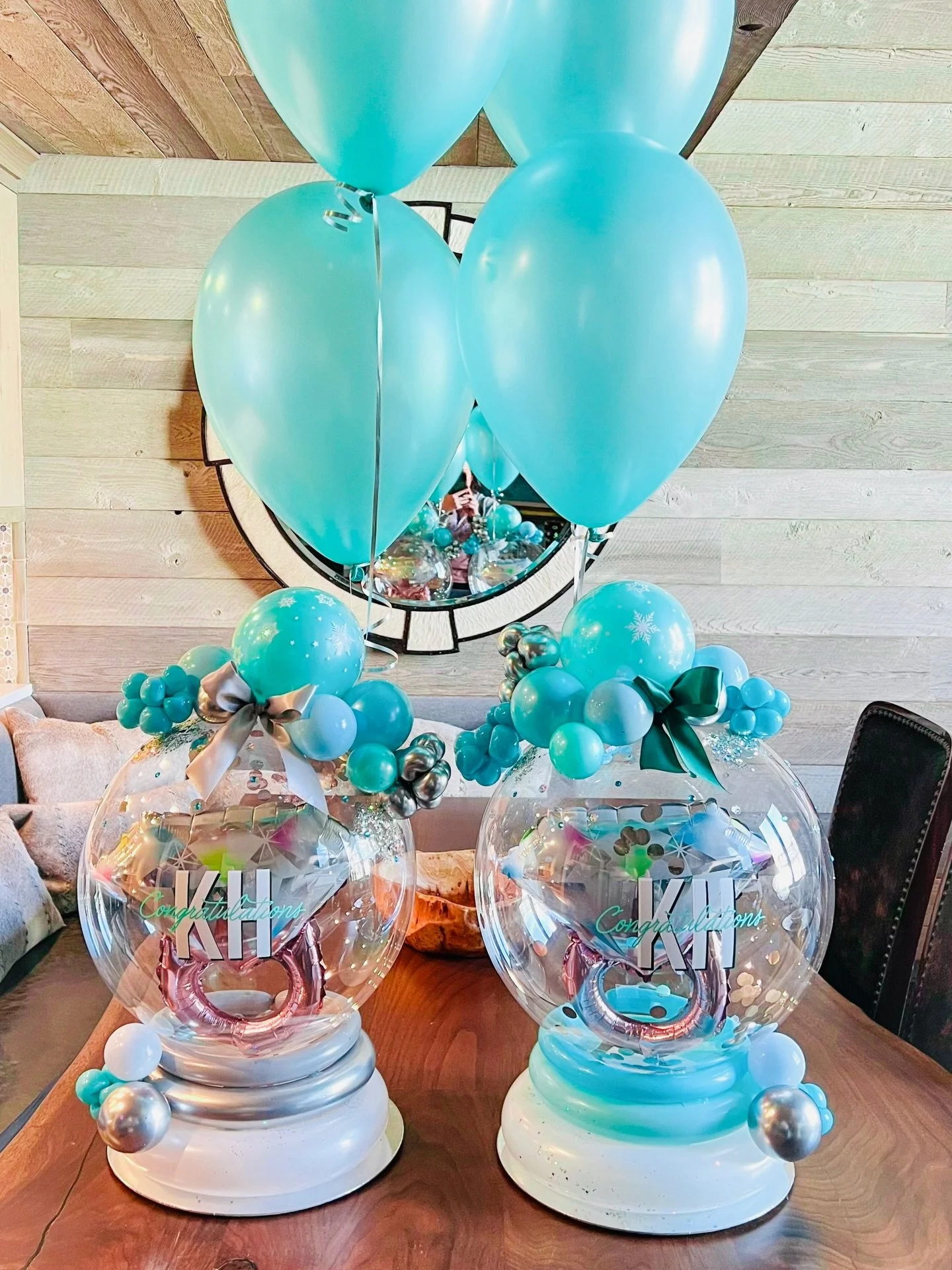 The prettiest winter snow globe engagement centerpieces were the perfect touch for this winter girls weekend! 
.
.
.
#ballooncenterpieces #balloondecoration