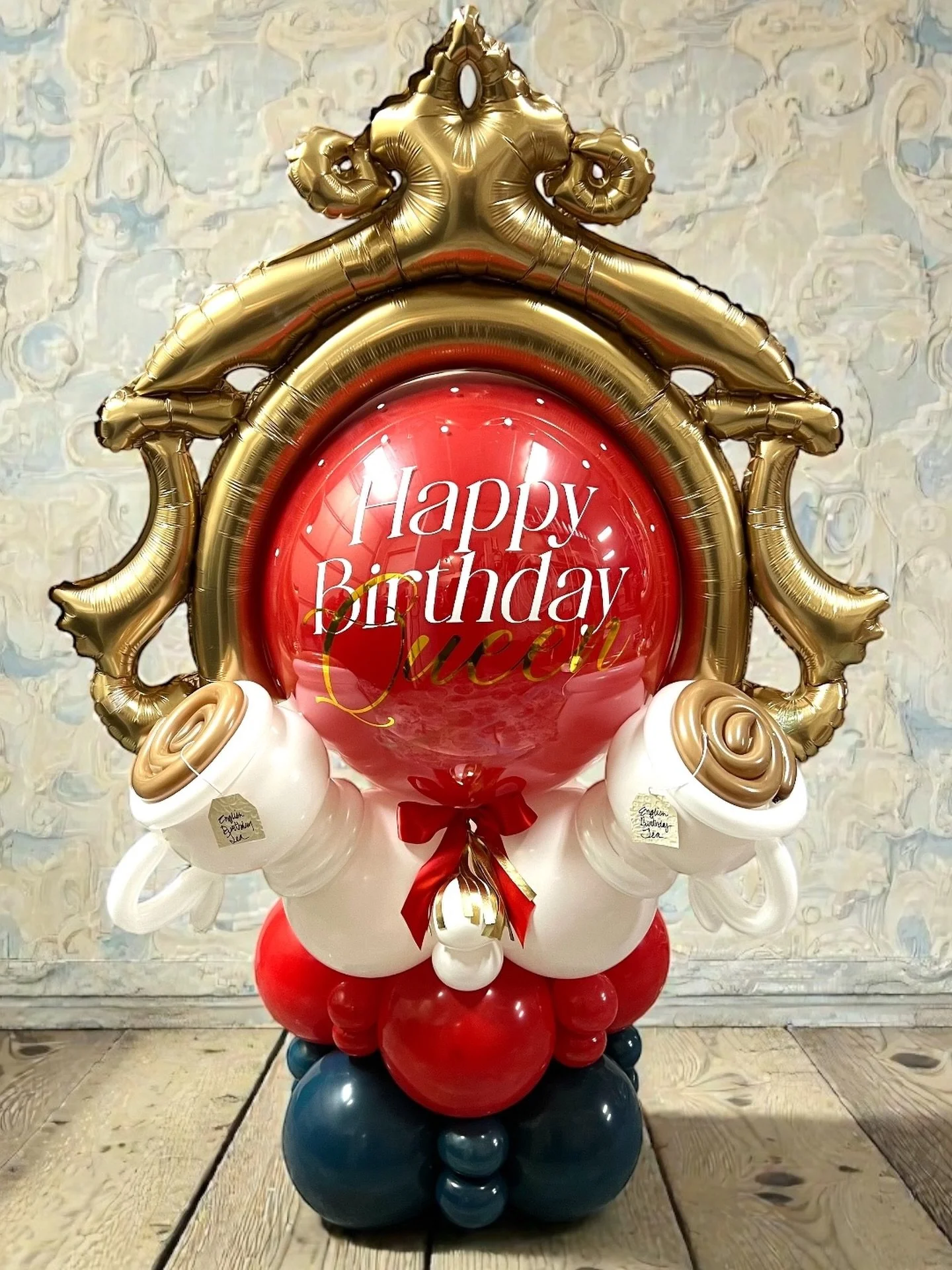 Another British inspired bouquet this week. This 4 foot stack brings a royal vibe and even includes a spot of English birthday tea. Cheers to the birthday Queen! 👸🏼 
.
.
.
#birthdaybouquet #balloonstack #balloonstacks