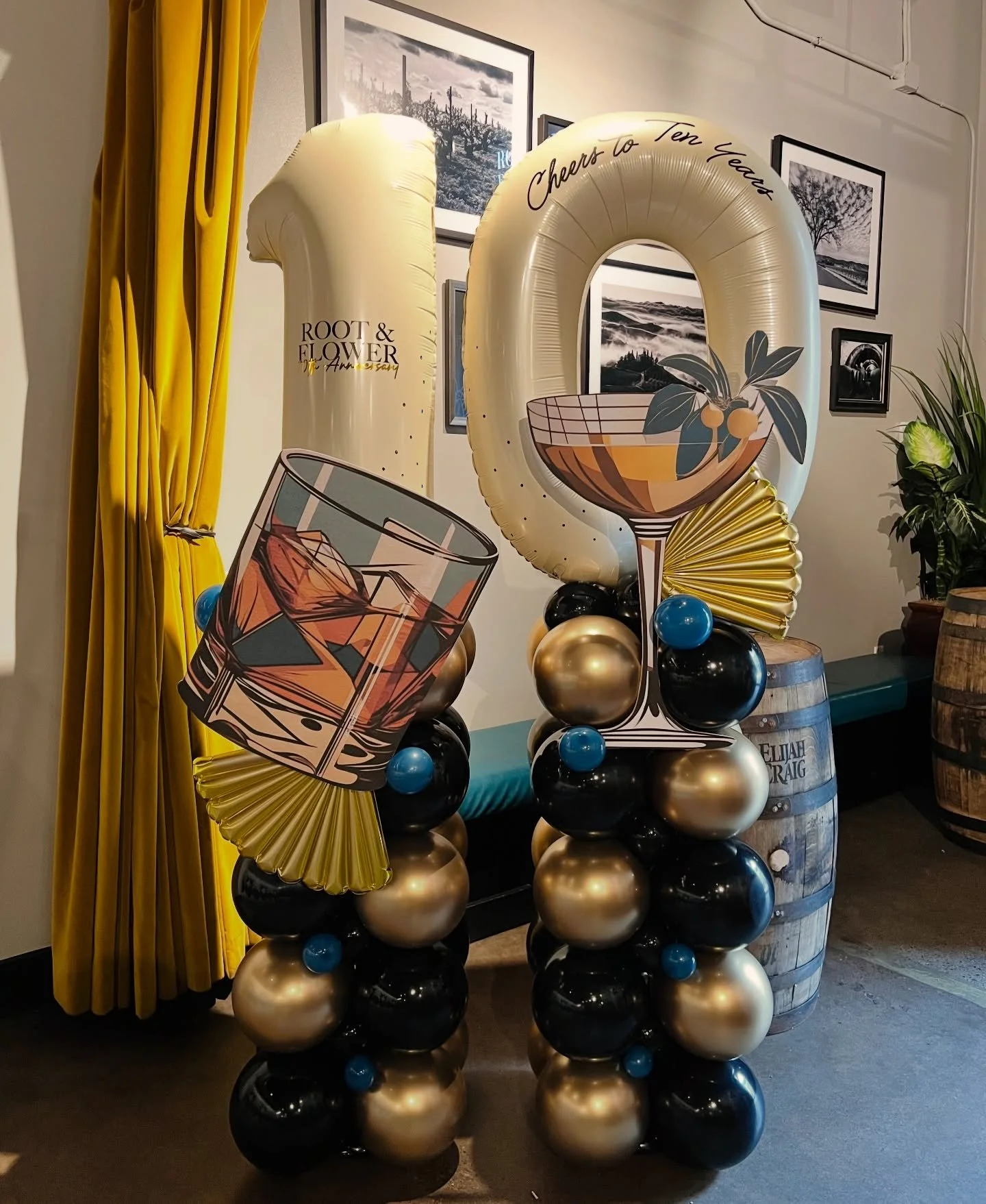 🍸✨🍷Cheers to @rootandflower on 10 years of pouring great wine and crafting beautiful cocktails right in the heart of Vail.
.
.
.
#ballooncolumns #balloonartist  #balloondecoration