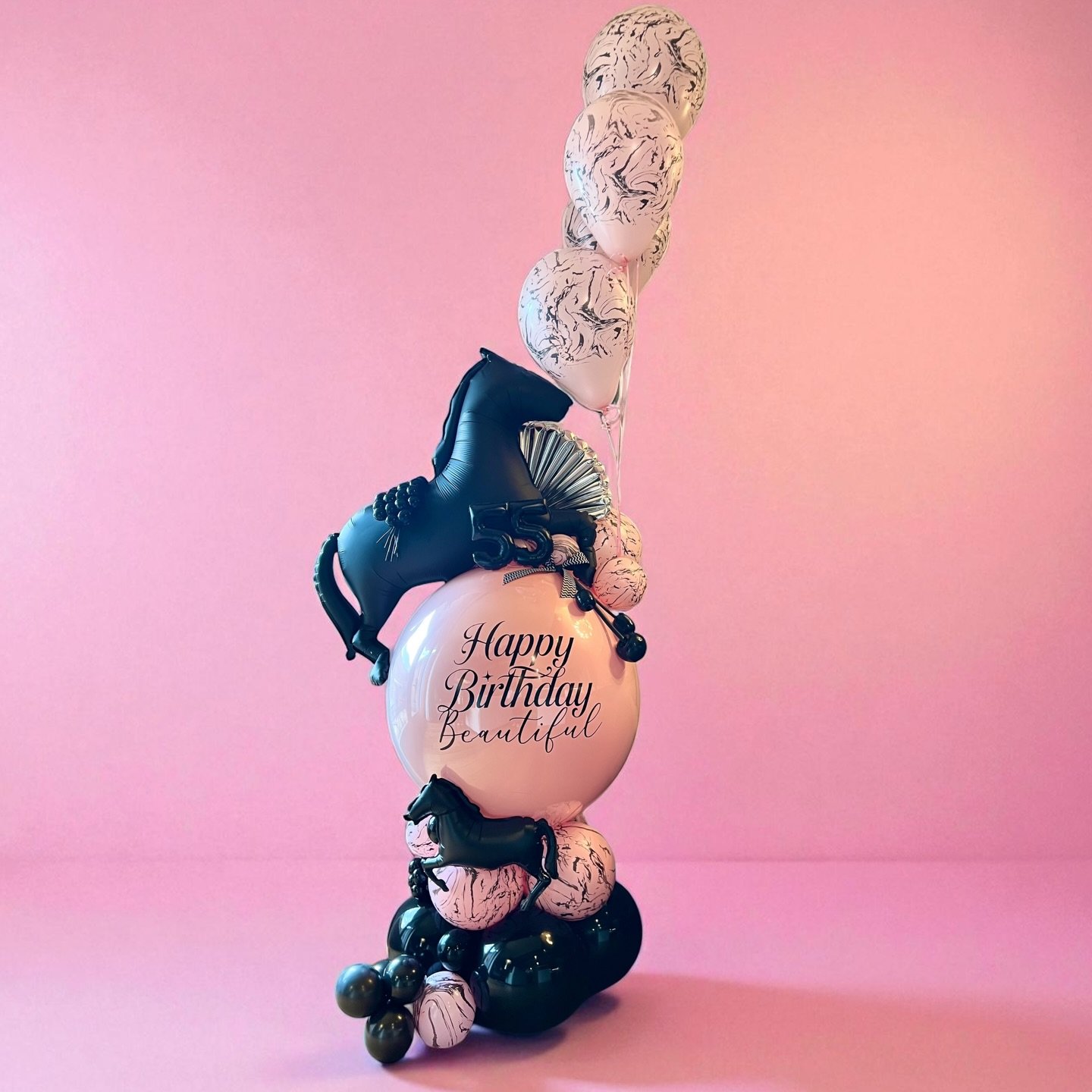 A moment for this beauty. 
.
.
.
#balloonbouquets #grandglobe #balloondecoration #birthdayballoons #horseballoons