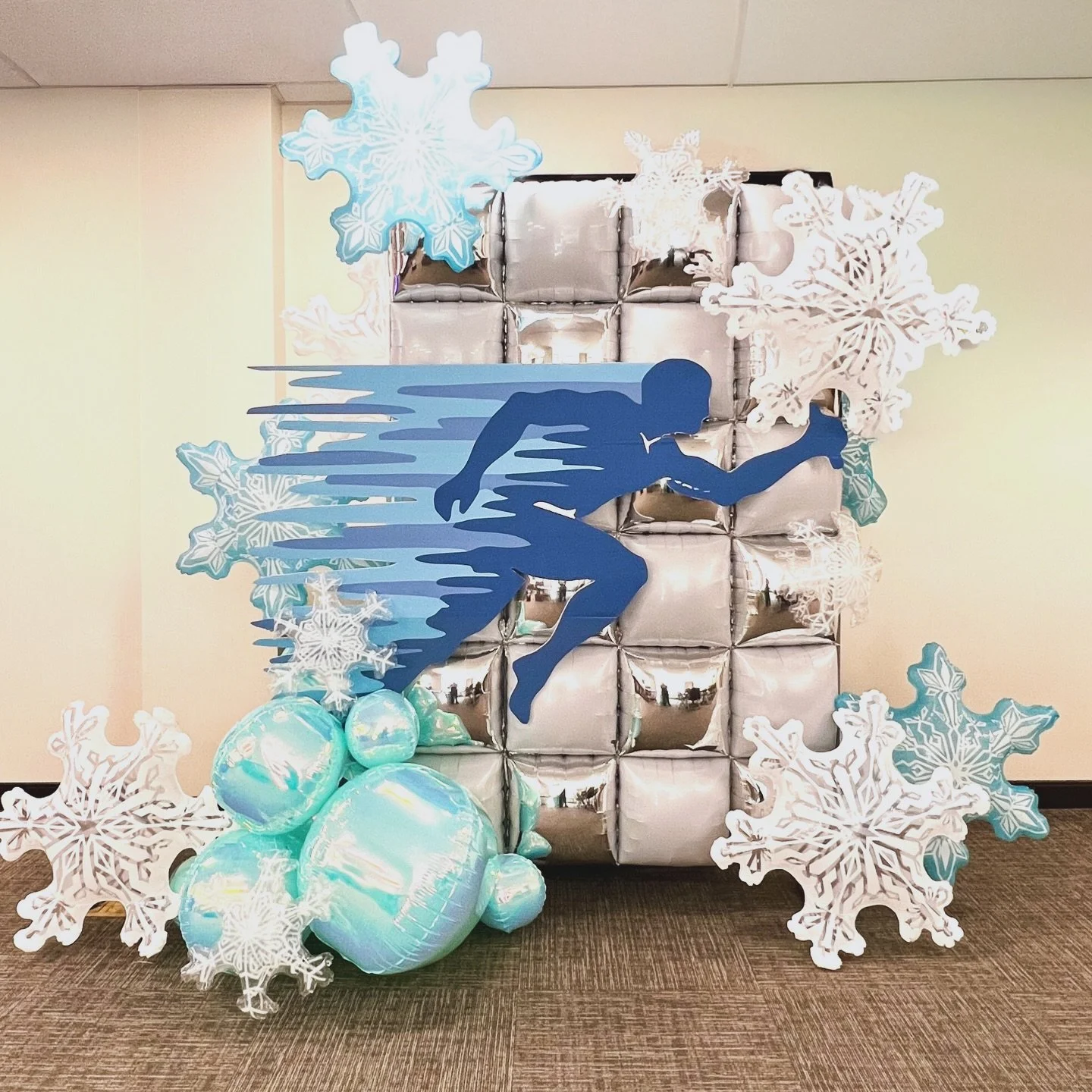 ❄️❄️Latex free backdrop  with The freshest snow in the valley! ❄️❄️
.

#foilballoons #balloonbackdrop #corporateballoons