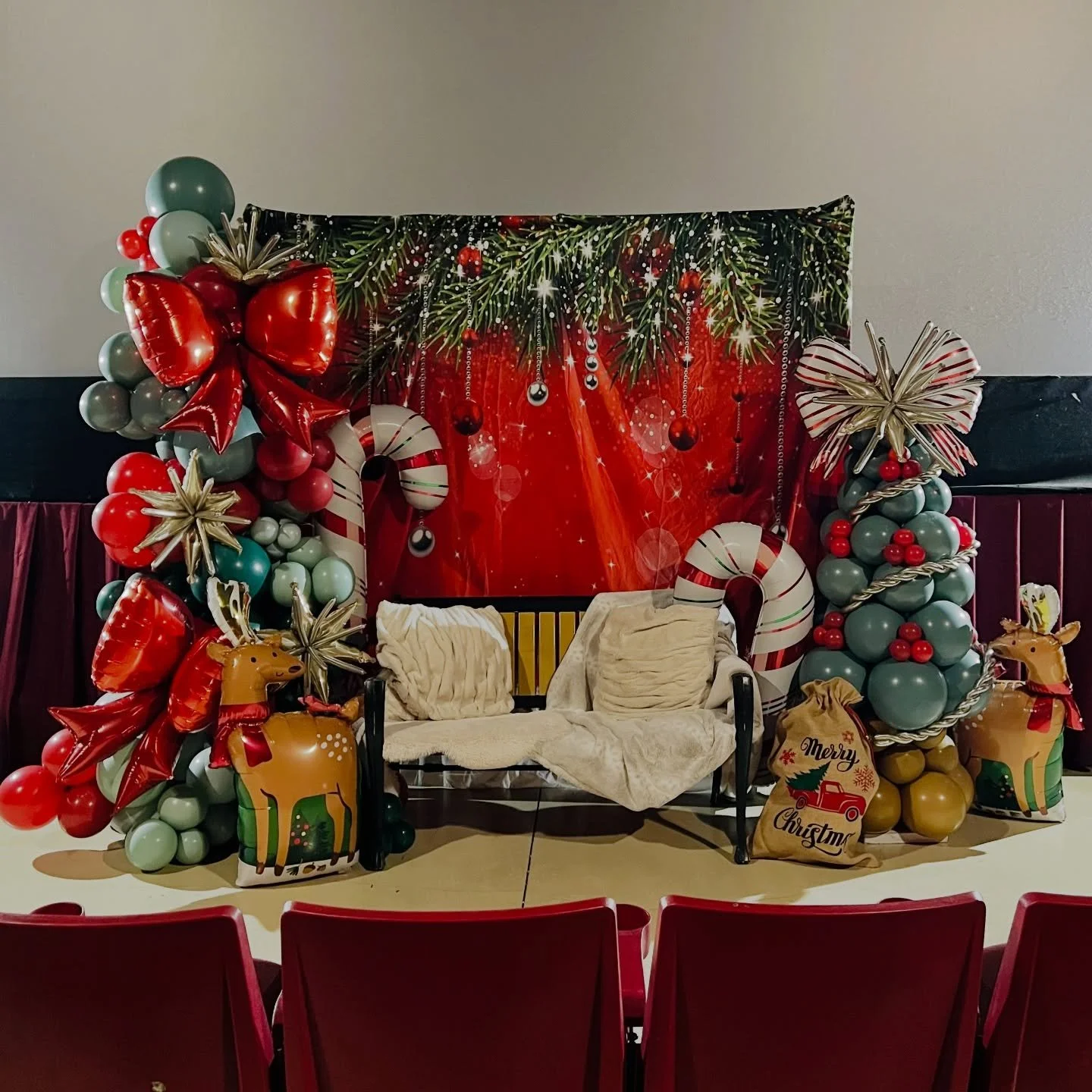 🎅🏼Santa is here today @riverwalktheater. Don&rsquo;t miss your opportunity to see Santa 🎅🏼 and a Movie 🎥 . Pics with Santa start at 9:15 and movie begins 11am! 
#christmasballoons #christmasdecoration #santa #balloond&eacute;cor #balloongarland