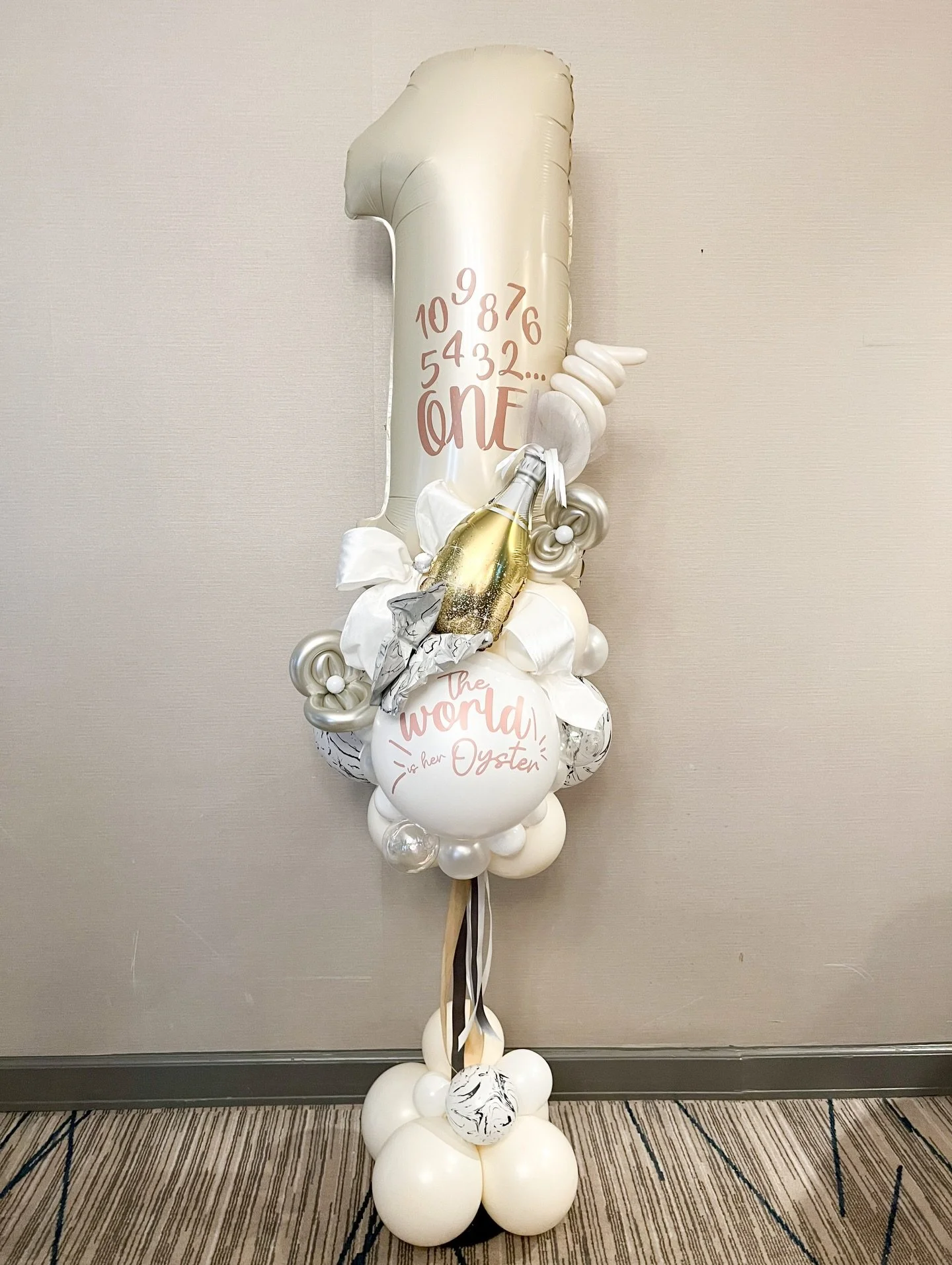 Oysters and champagne to celebrate a New Year First Birthday. A chic way to honor baby&rsquo;s first year, the New Year countdown, and mom and dad&rsquo;s first year of parenthood. Cheers to one amazing year 🥂 
#firstbirthdayballoons #balloonbouquet