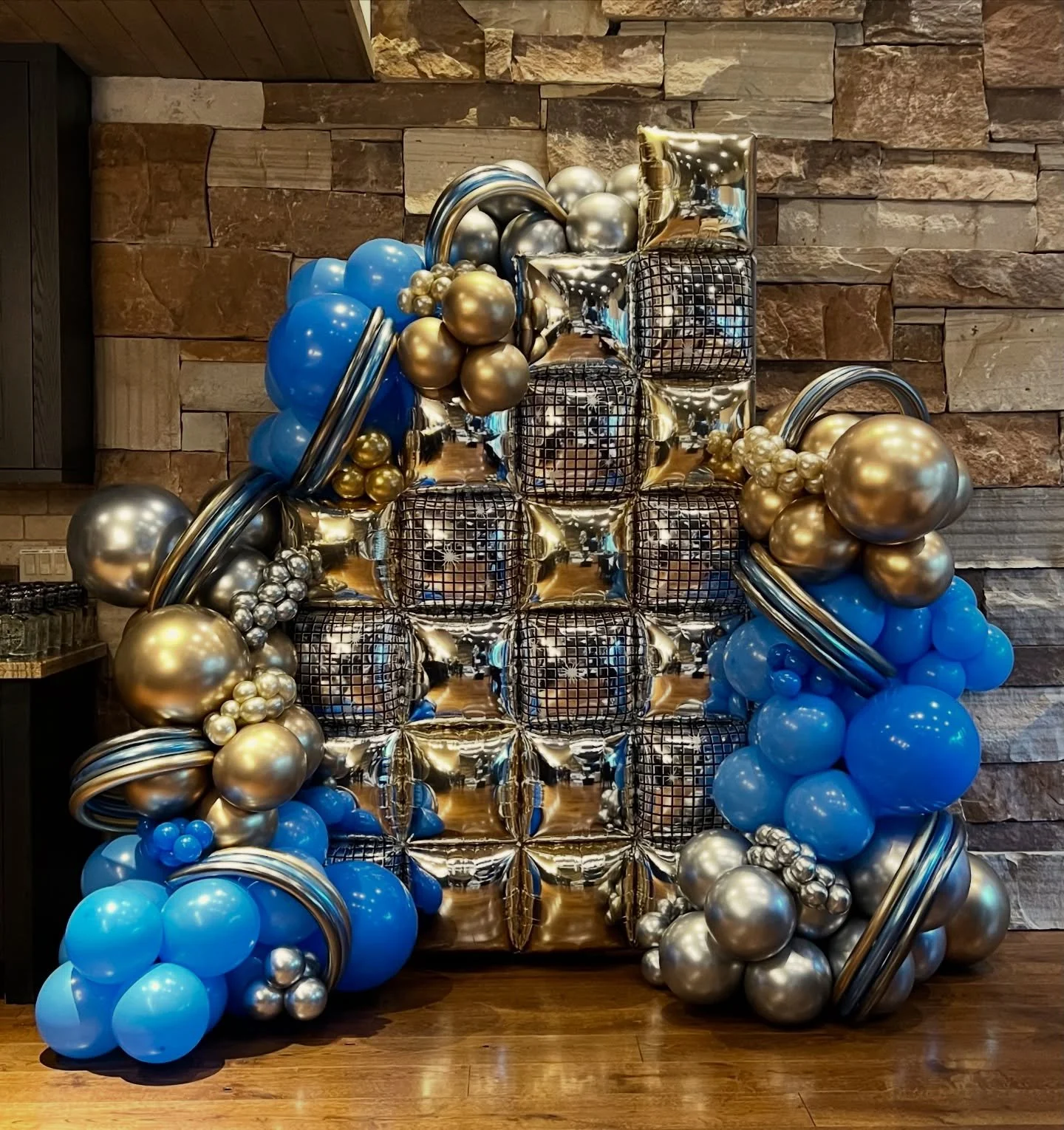 Chrome dreams 🩶 + reflective drama 🪩 = statement install

#discowall #BalloonArt #balloondecor #balloonbackdrop #balloonwall Y