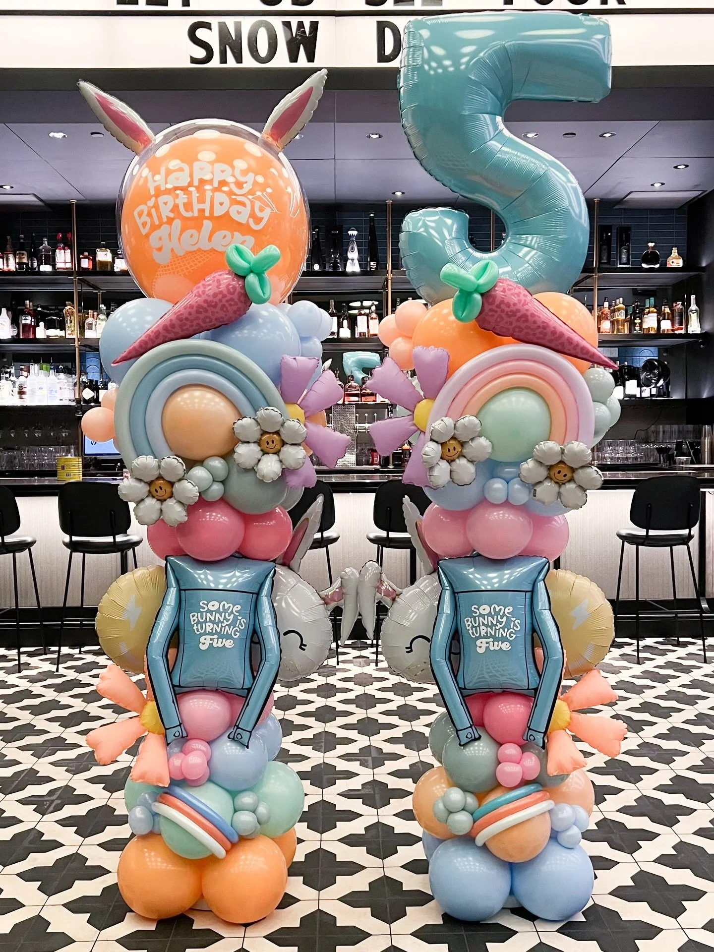 Some Bunny 🐰 is turning 5! 
#ballooncolumn #balloonyower #balloondecoration #balloonstylist