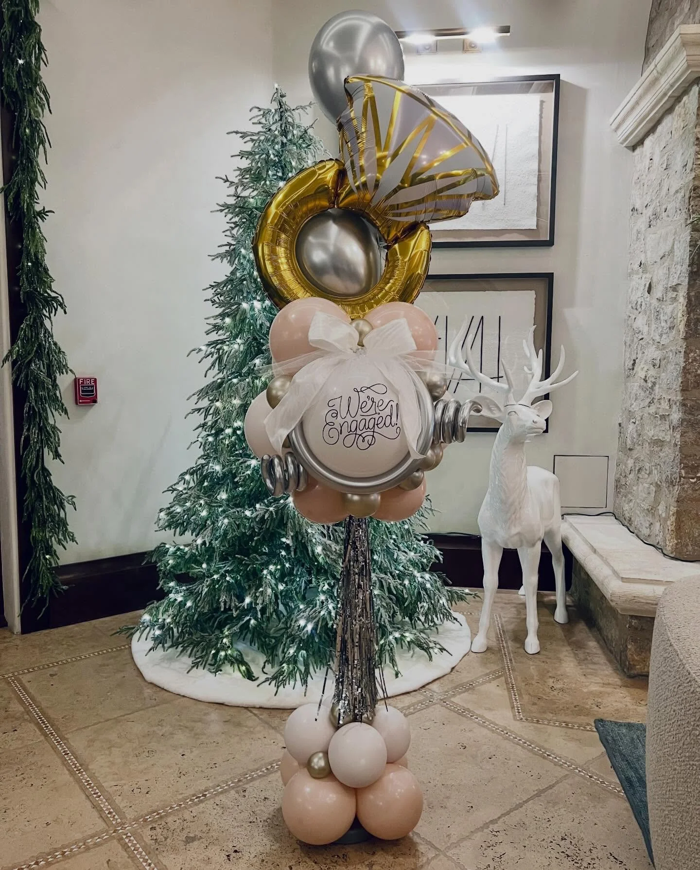 An engament to remember! Congrats to the lucky couple! 
#balloonbouquets #ballooncolum #balloonart