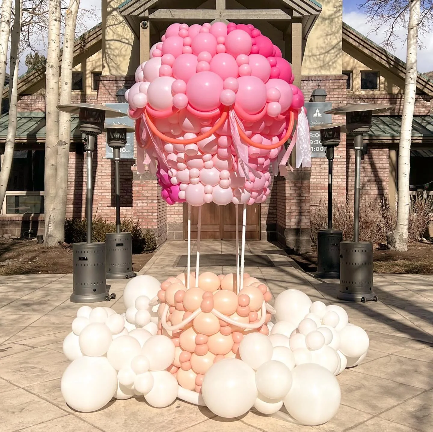 What a  fantastic voyage! ☁️💖☁️
7ft hot air balloon sculpture 
#balloondecoration #balloonsculpture #balloonbackdrop