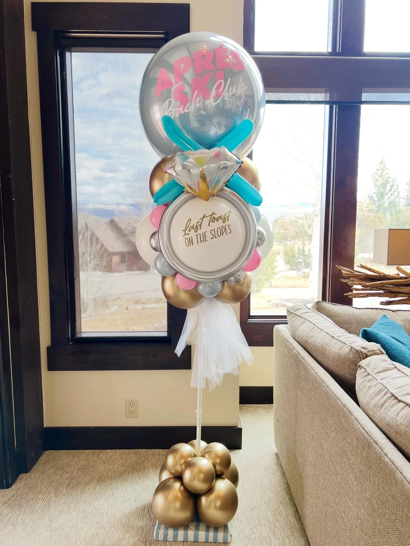 Last toast on the slopes!⛷️ 
#bachloretteballoons #bacheloretteparty #apresski #balloonbouquets #partypole