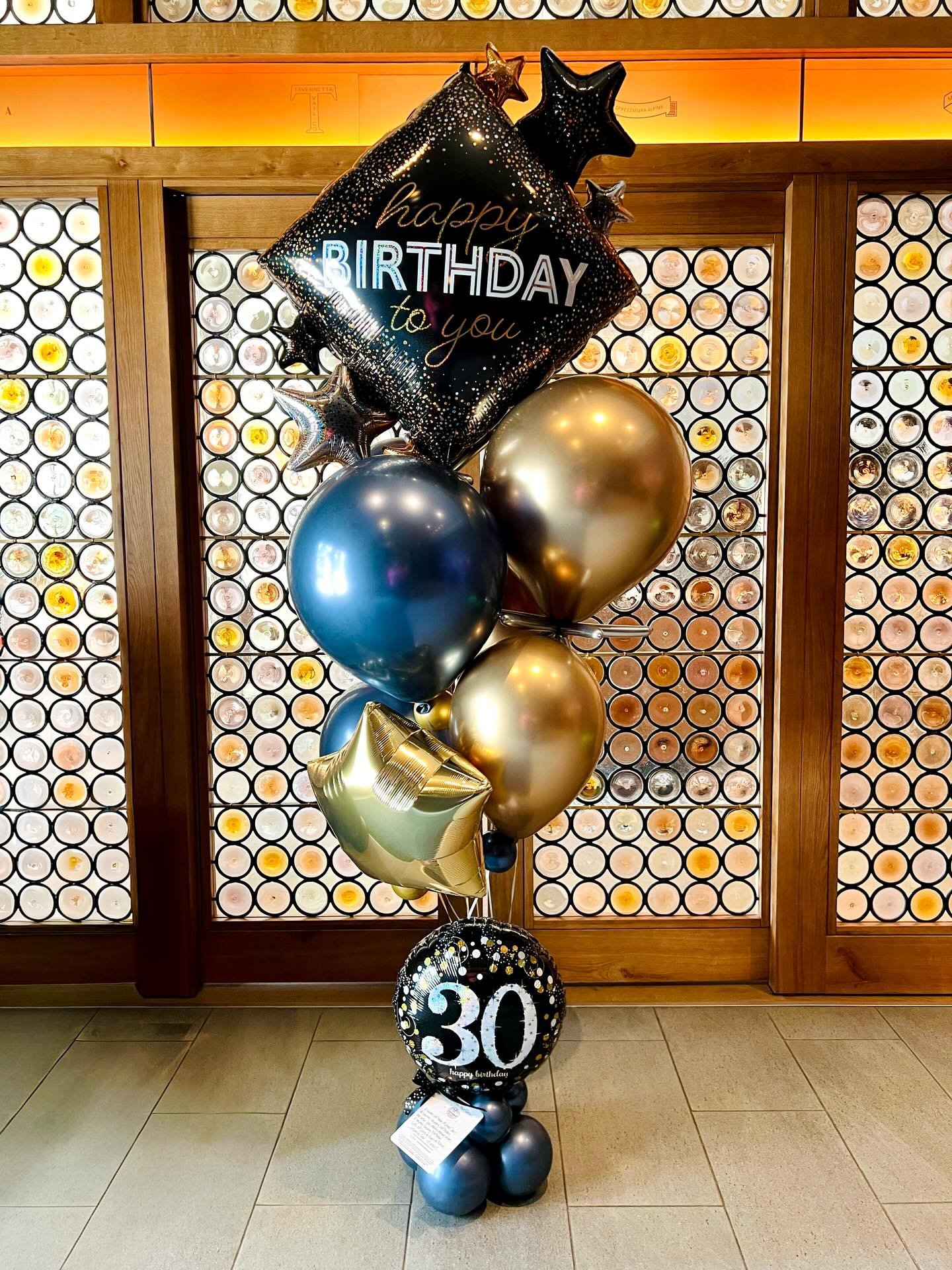 I pump out a lot of helium bouquets that never make their way onto the grid. They&rsquo;re a classic for a reason&hellip; simple, timeless, and always a hit.
#heliumballoon #heliumballoonbouquet #balloonbouquets