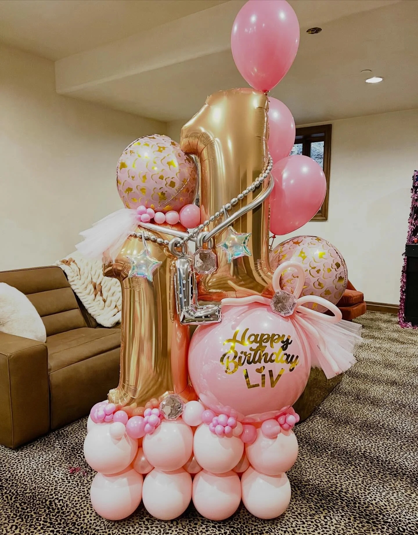 It&rsquo;s giving main character energy. 
#eleventhbirthday #ballooncharms #balloonstack #balloonbouquet