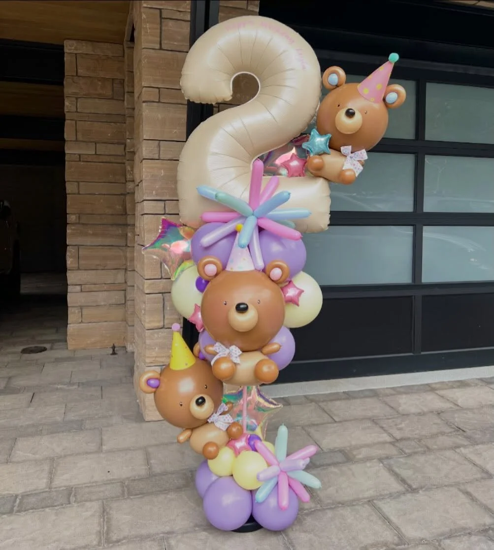 These teddy bears came to party!! 🧸🎉
This custom party pole was so fun to create. I always tap into my inner child when designing so every birthday bouquet feels a little extra special.
#2ndbirthday #balloonpartypoles #balloonbouquet