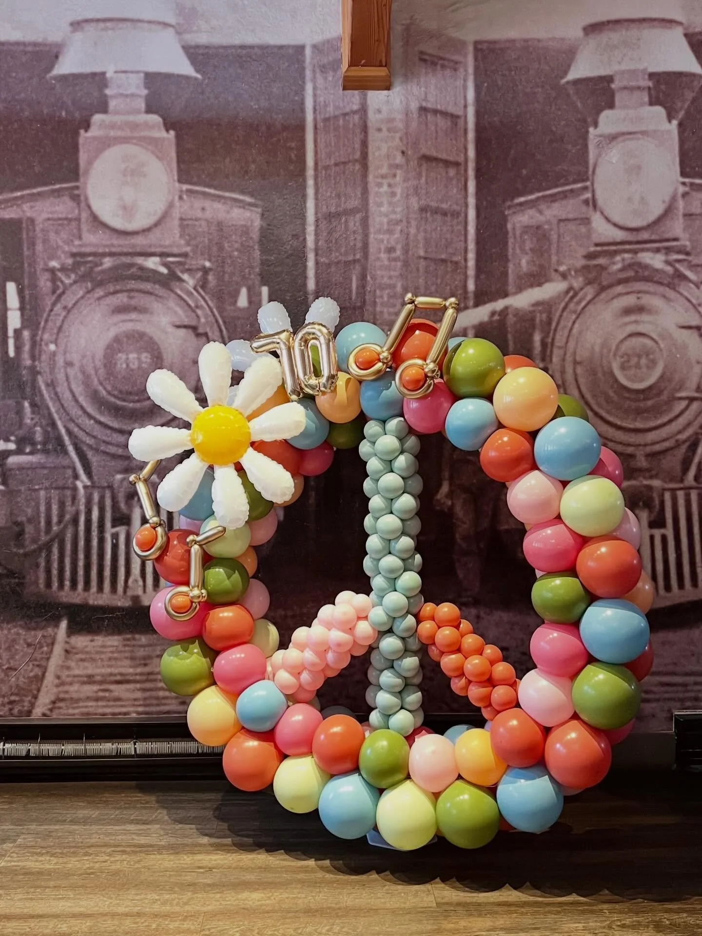 Peace love and balloons 
#bohoballoons #70sballoons #p #balloonpeacesign #balloondecoration