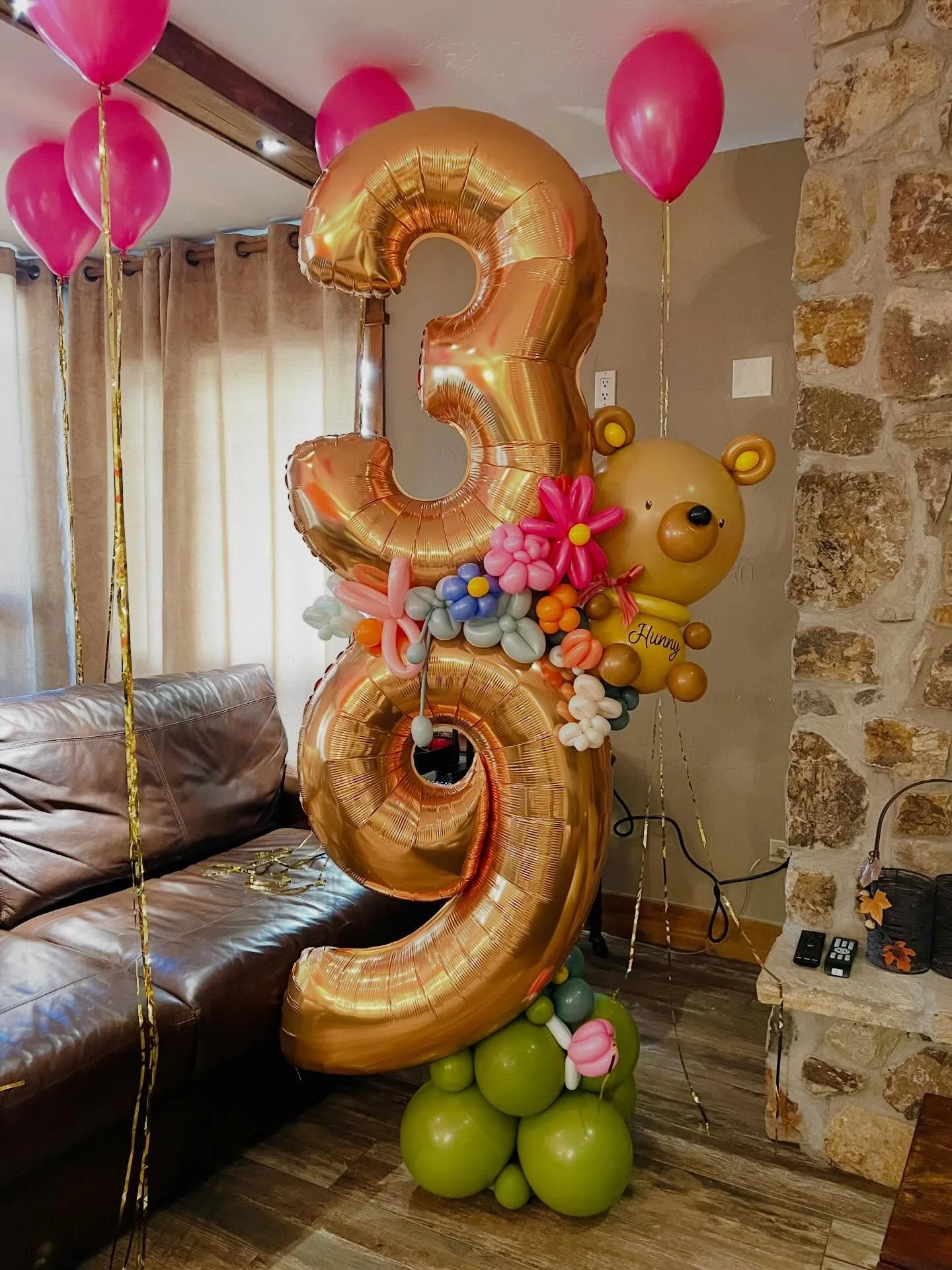For his 🍯🐻
He said it was for his wife&hellip; but the real client? Their 9-year-old daughter. And yes, we passed the test 🐻💛
#birthdayballoons #balloonstack #bearballoon