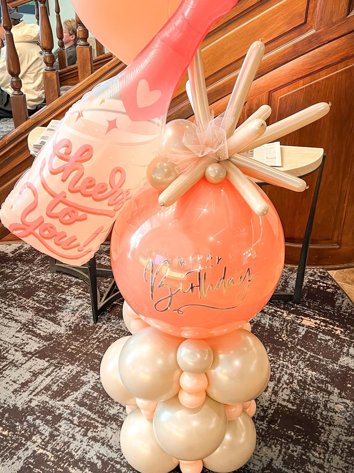 The4ft stack is a crowd pleasure! One of the most popular items since adding it to my menu! 
#balloonbouquet #balloonstack