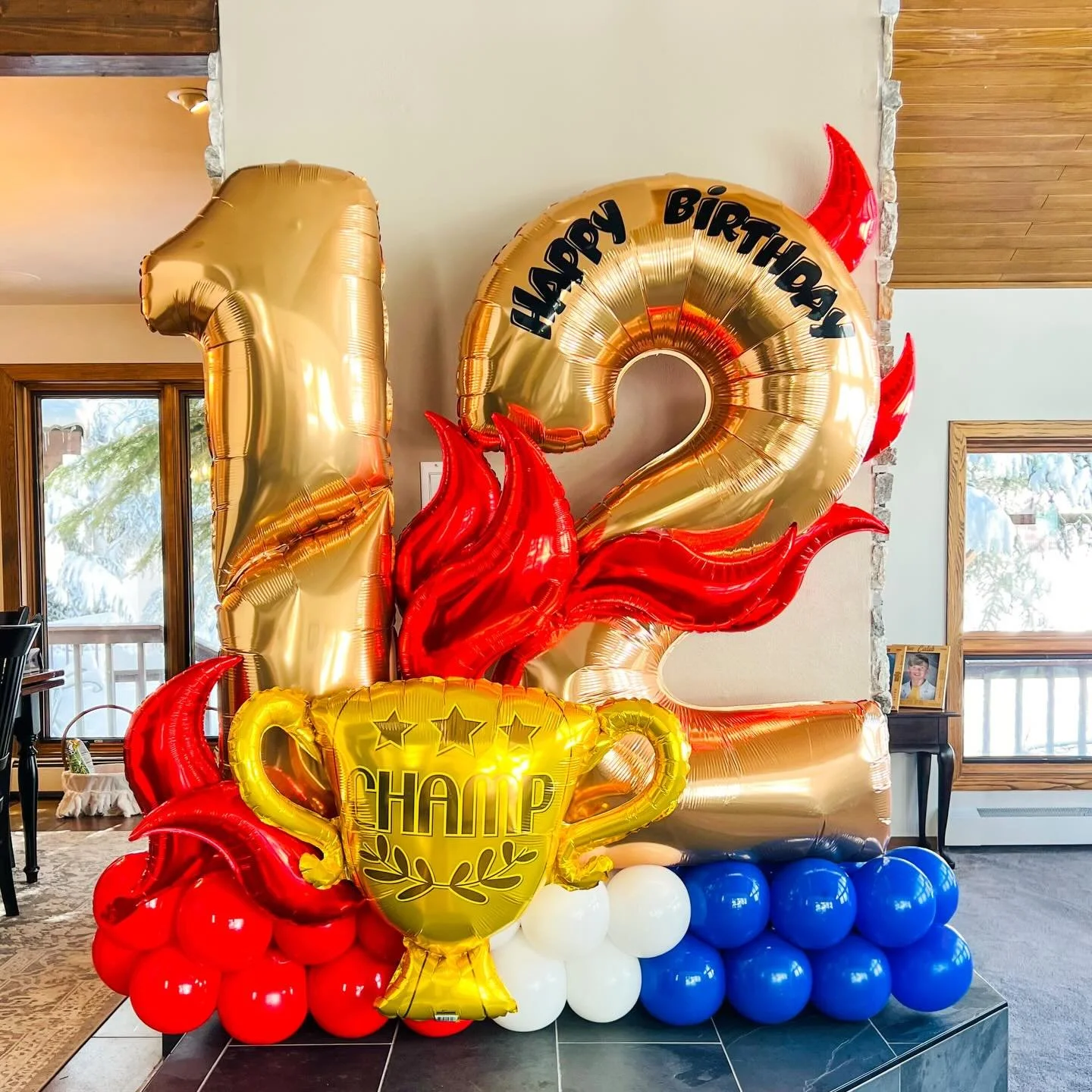 A triumphant birthday display! 
#birthdayballoons #balloonstack #balloonmarquee