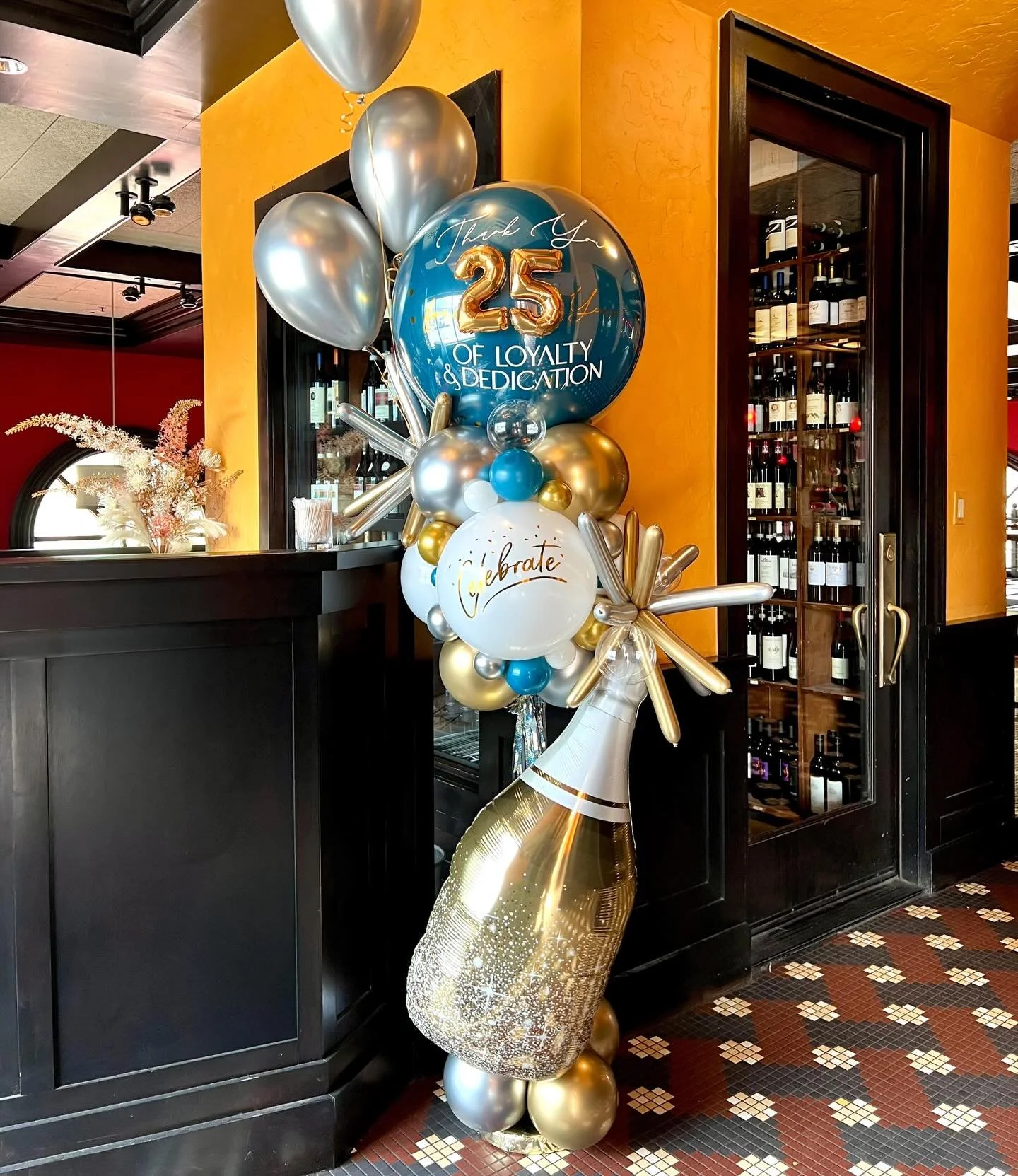 A party pole to celebrate 25 years of excellence!
#balloonpartypole #balloontower