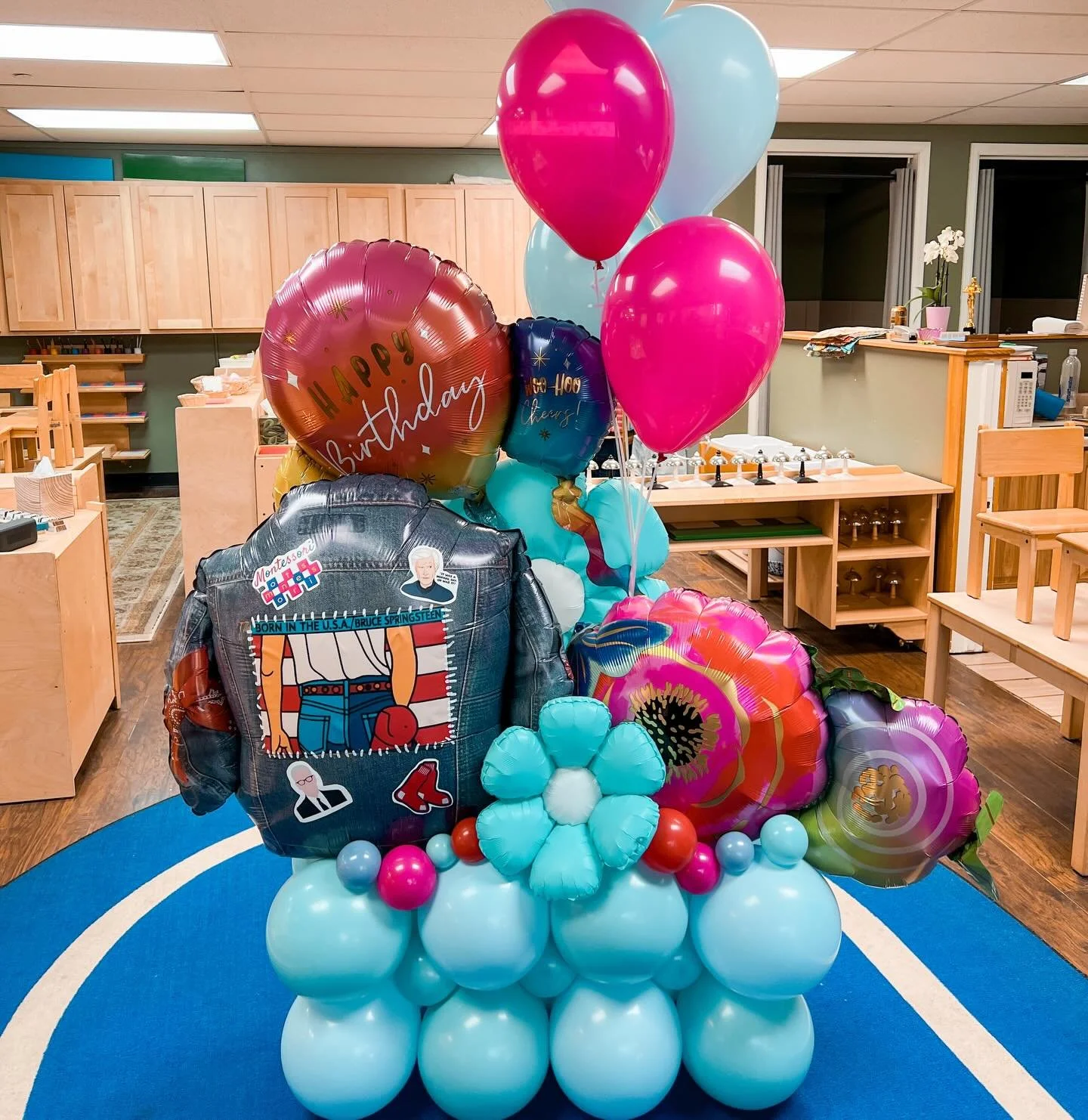 Bruce Springsteen meets Anderson Cooper with a little Dateline drama, Red Sox pride, and Montessori magic&hellip; somehow it all comes together in one wildly custom balloon arrangement made with so much love for one of my favorite clients. 
#balloonb