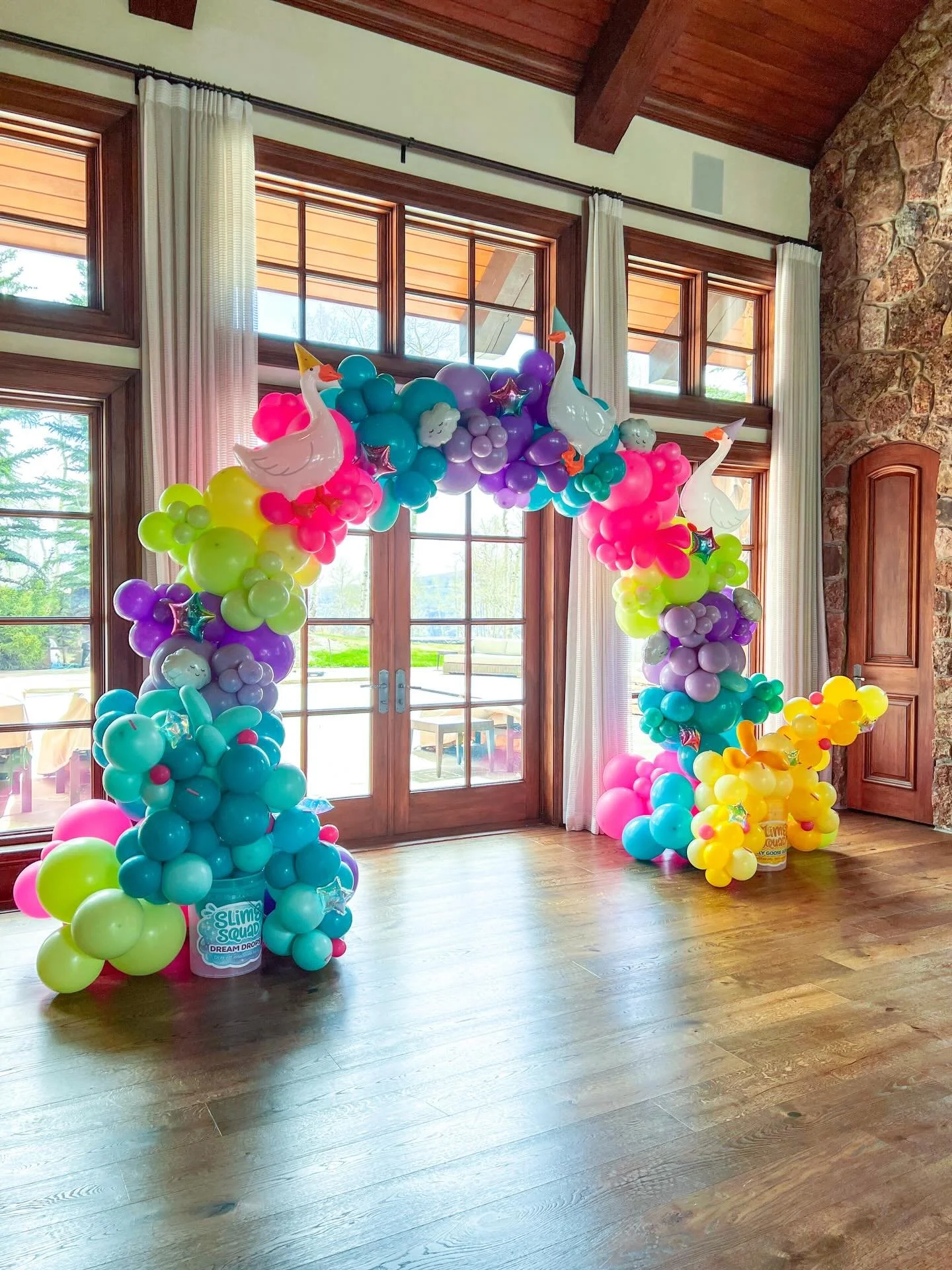 Nothing lowkey about this silly goose slime squad party. High key energy, color and good vibes. 
#balloonarch #organicballoons #slimeparty
