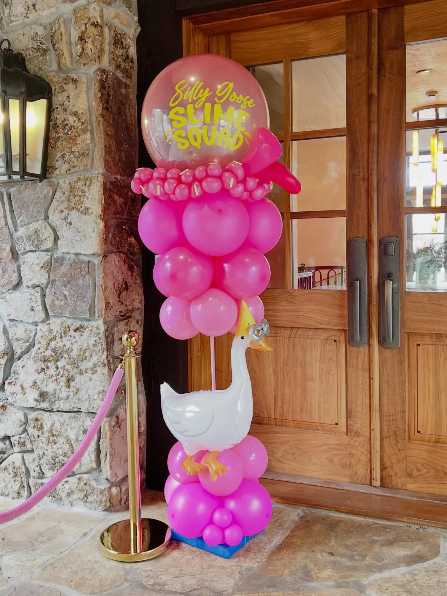 Welcome to the cutest chaos! The pink rope entrance was the perfect touch! 
#welcomeballoons #balloontower #ballooncolumns