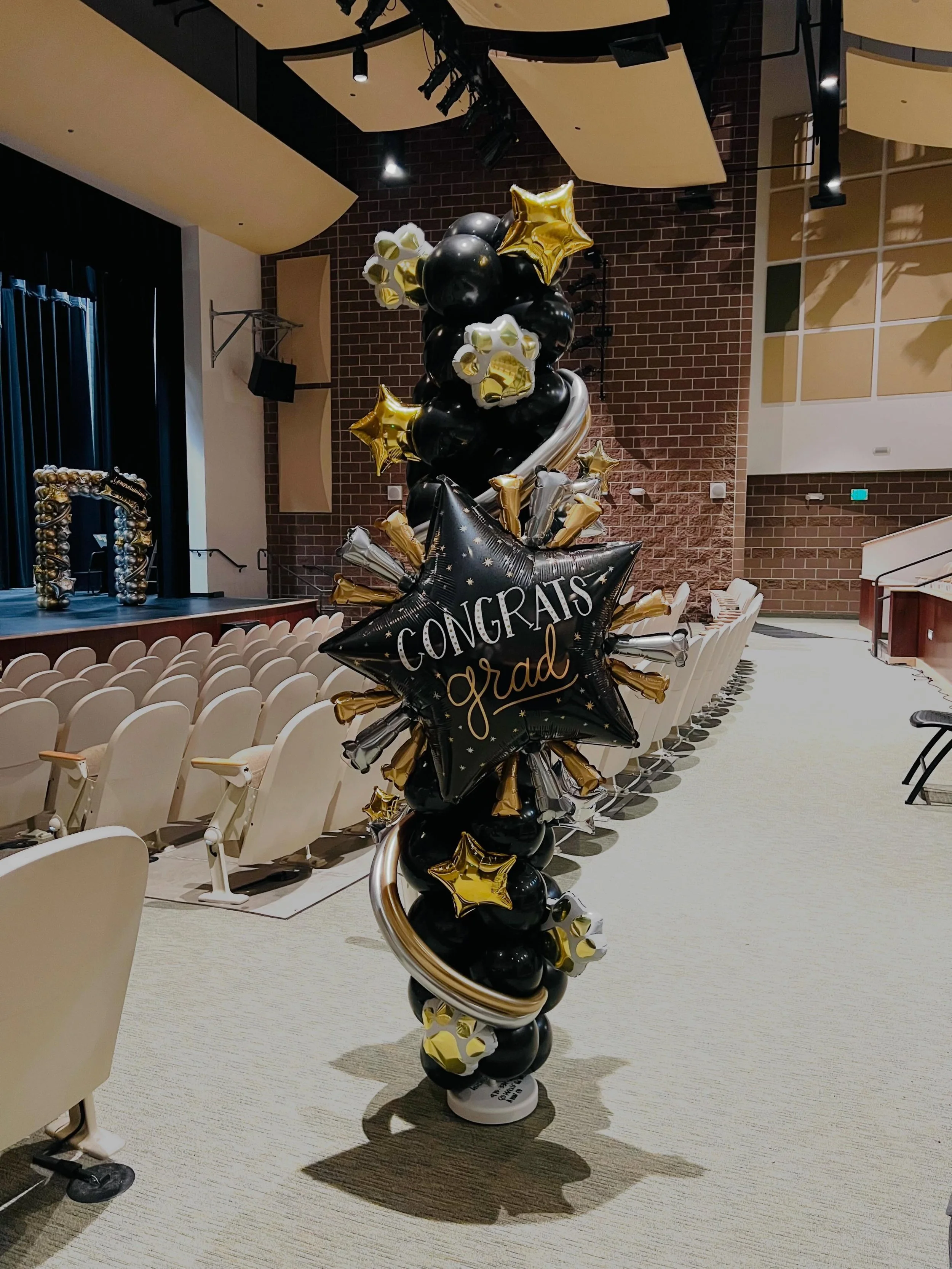 Standing tall for the grads! 
#ballooncolumn #gradballooncolumns