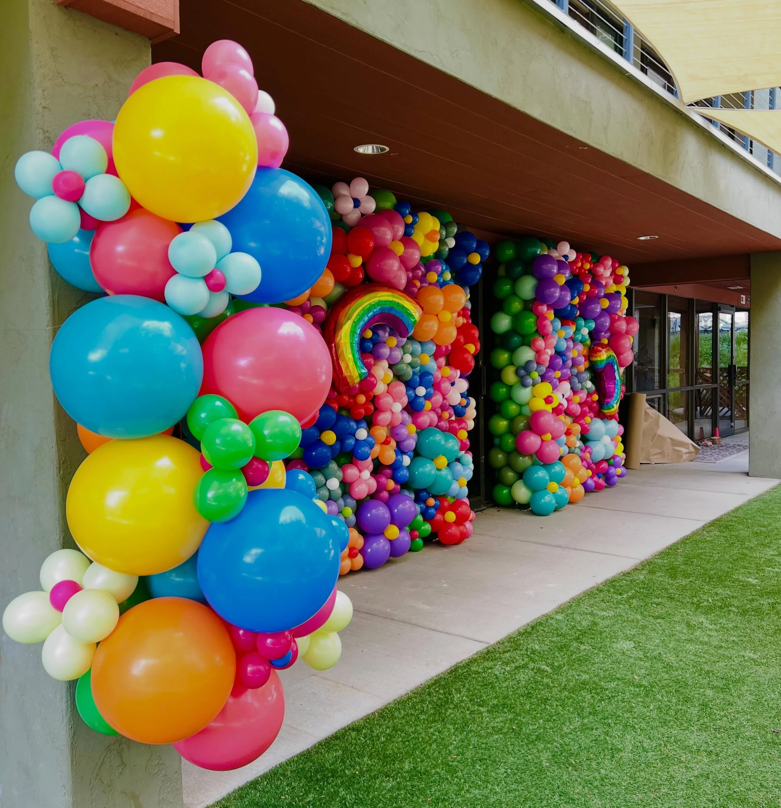🌼🌸🌈Celebrating our little graduates with a backdrop as bright and joyful as their futures. ✨