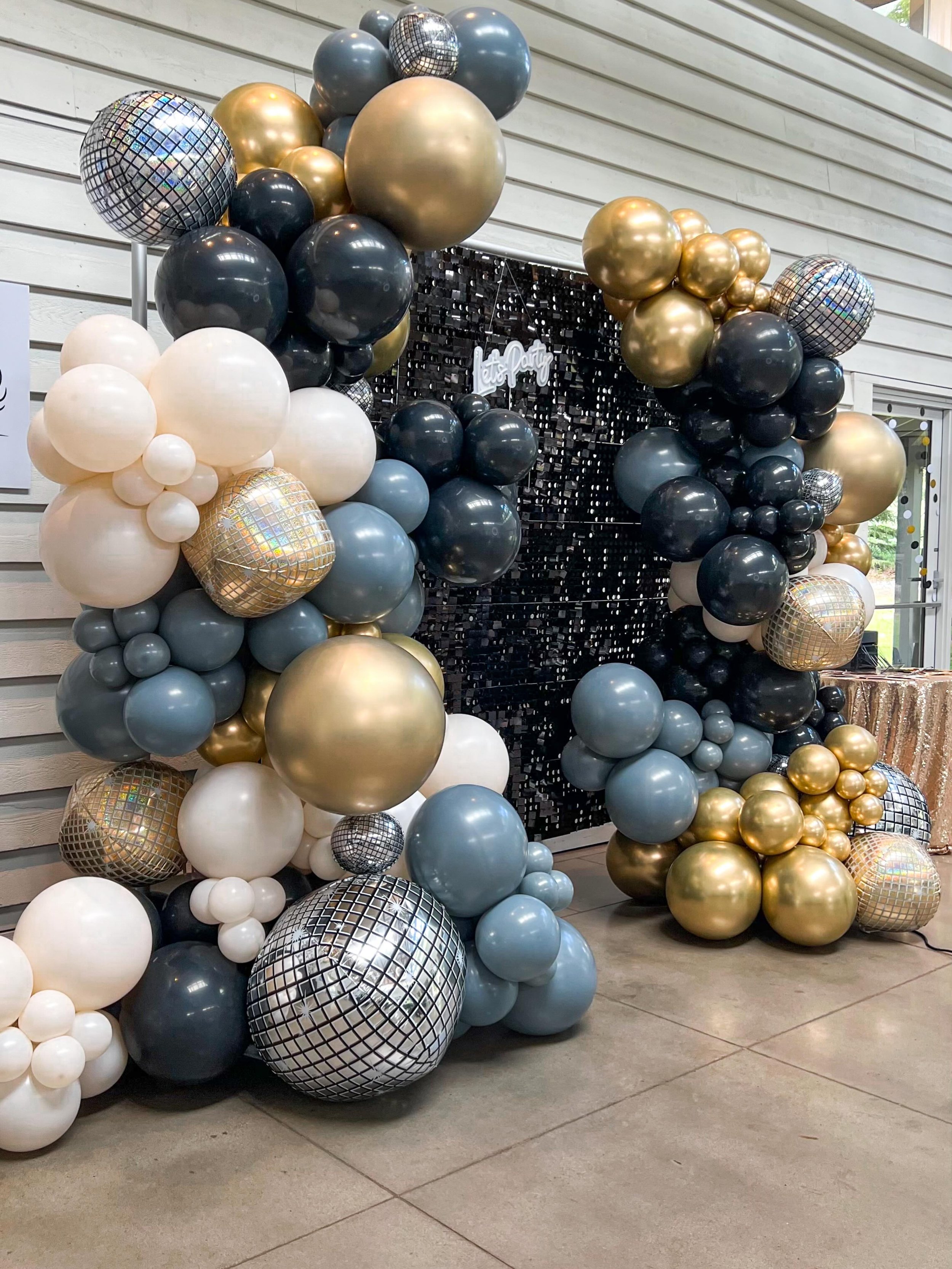 Picture perfect backdrop for a legendary grad party! 
#gradpartydecor #gradballoons #balloonbackdrop