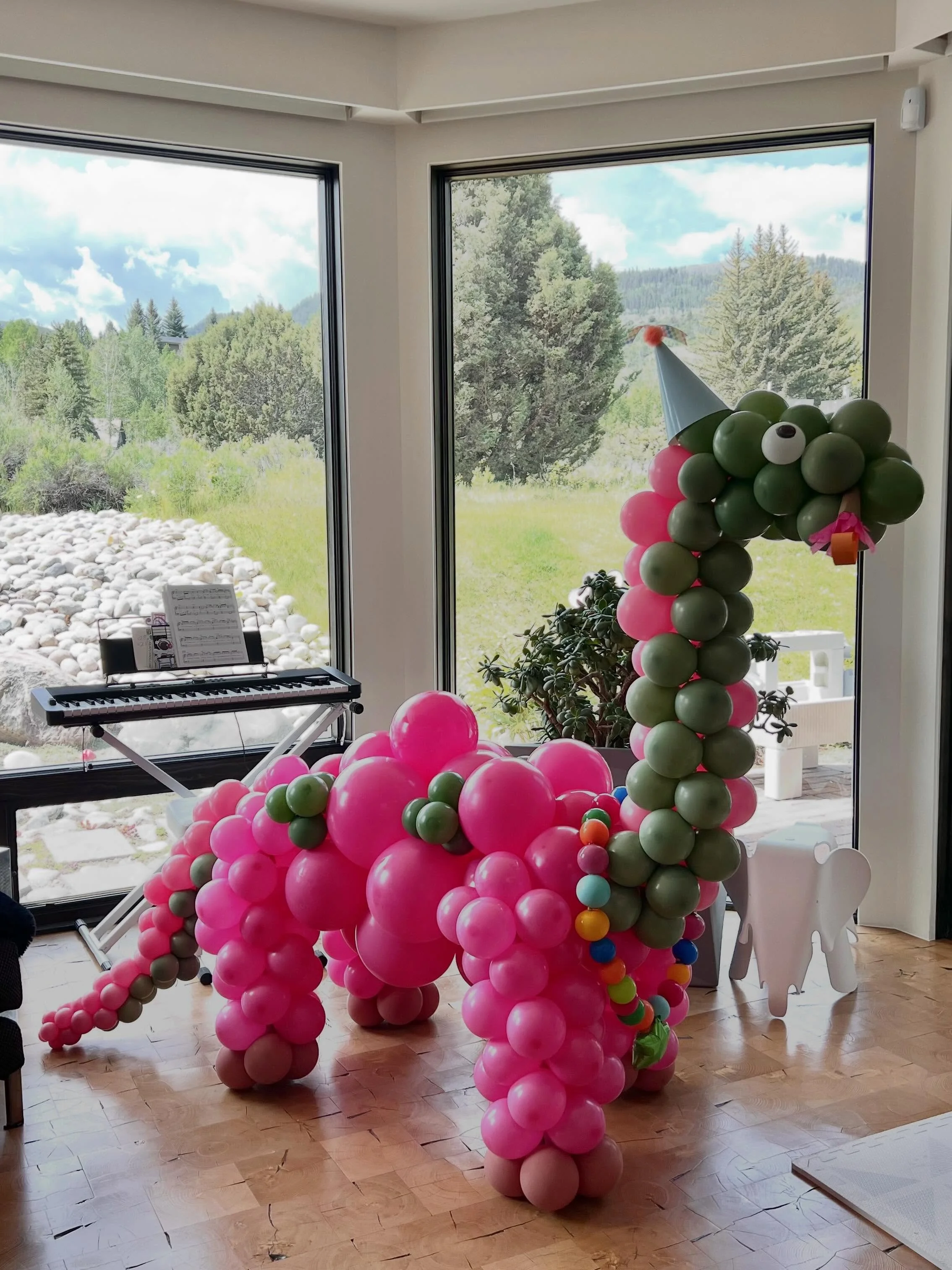 Rawr means I&rsquo;m PARTY TIME! 🦖💕
#dinosaurballoons #dinoparty #balloonsculpture