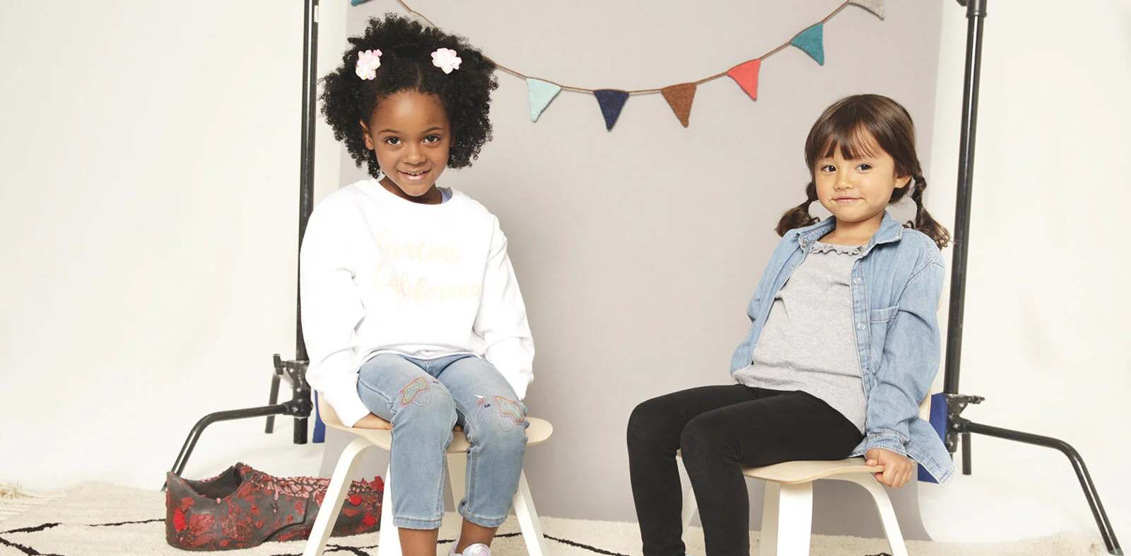 Tsukinoshi_2Girls_chairs.jpg
