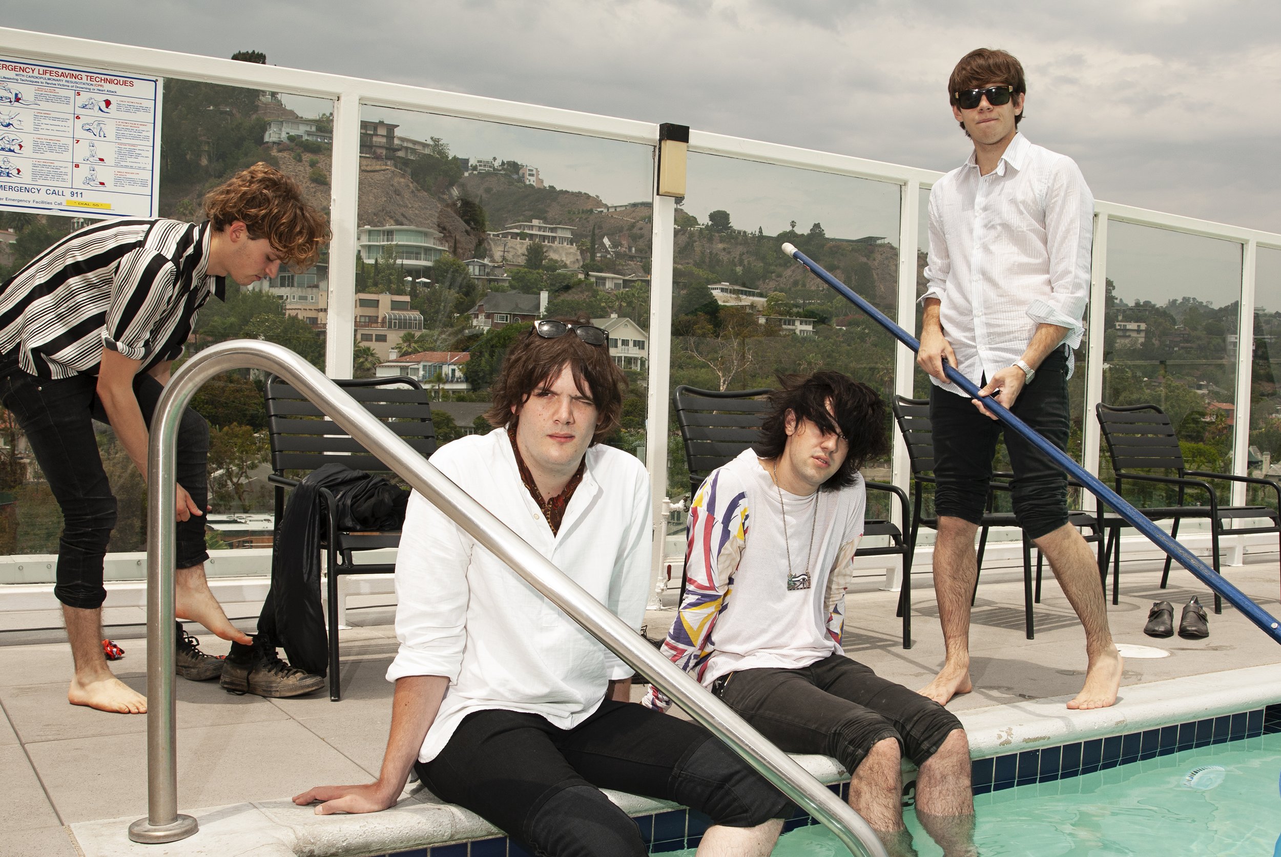 klaxons0011.jpg