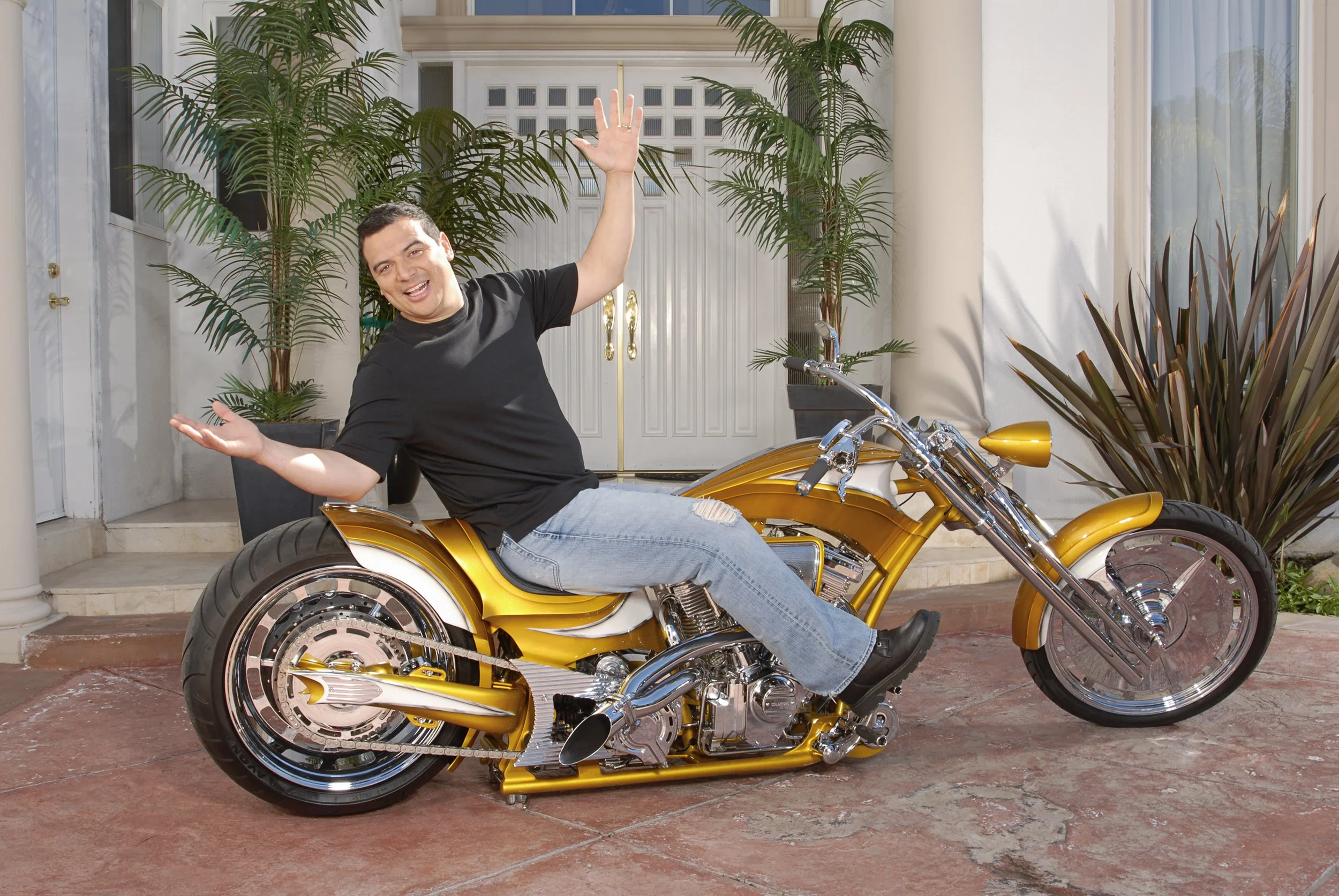 carlos_mencia0110.jpg