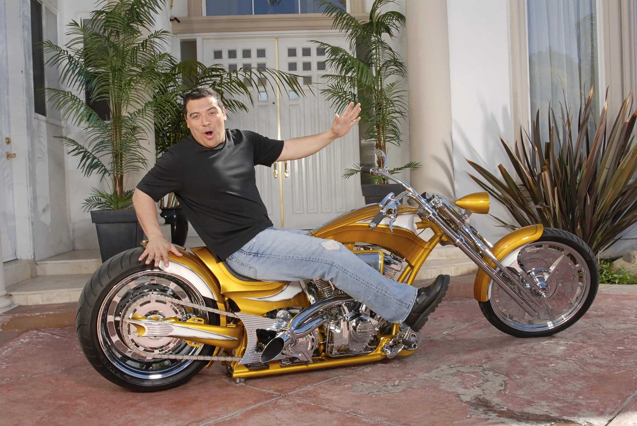 carlos_mencia0112.jpg
