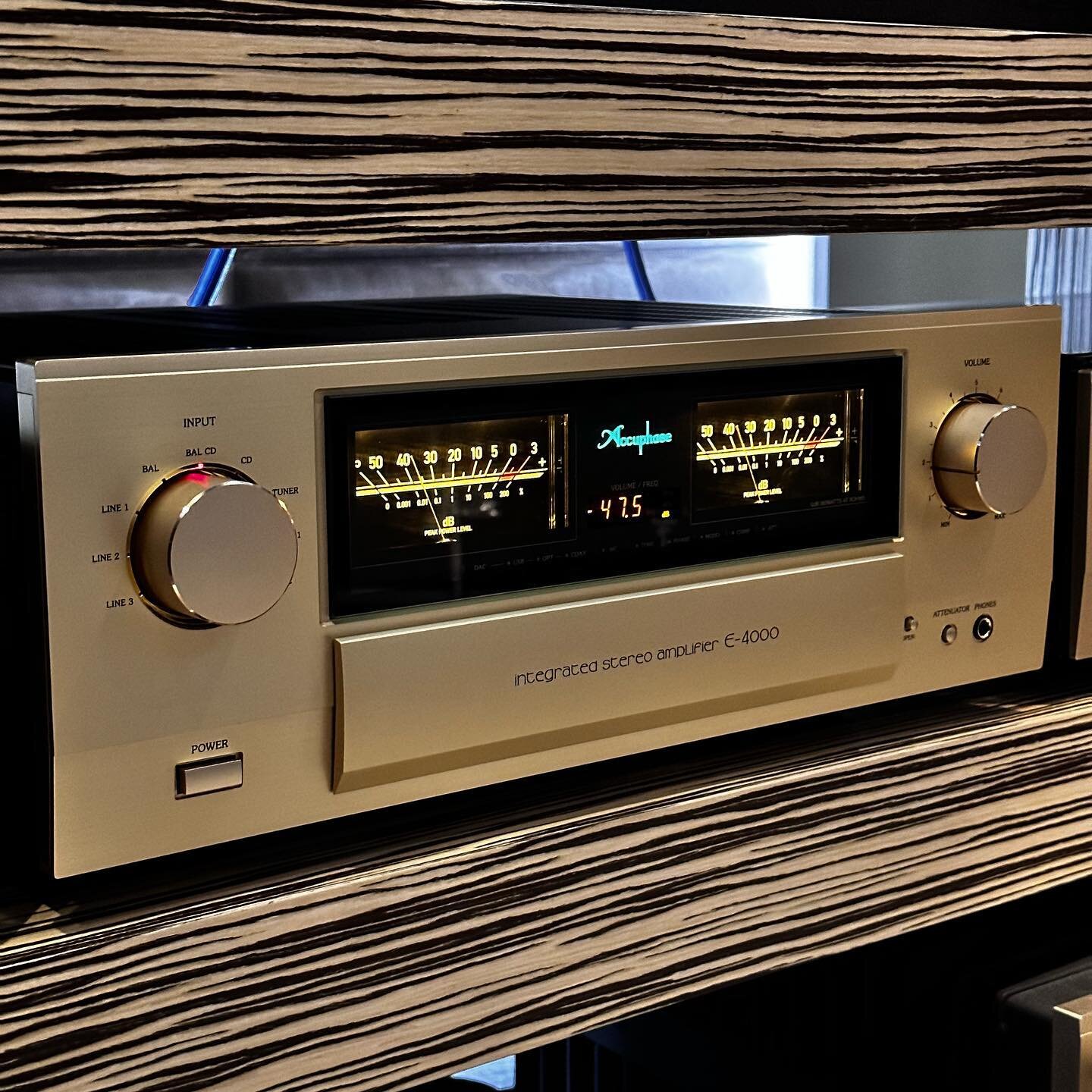 Accuphase E-4000 : &agrave; &eacute;couter sans mod&eacute;ration chez Music-Hall.  #accuphase #accuphasee4000 #hifiparis #instaaudio #instahifi #highendaudio #highendamplifier