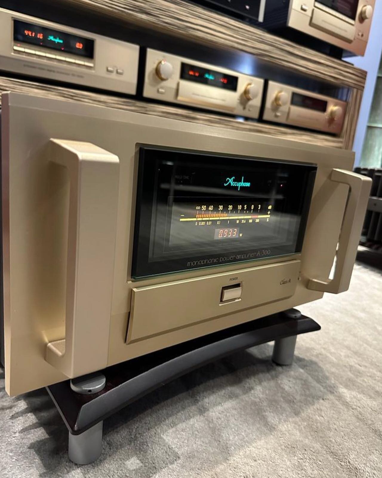 Arriv&eacute;s, aujourd'hui, chez MUSIC-HALL : les Fabuleux Accuphase A-300. Fleurons absolus, au sein de la Gamme et... tout autant... de la Production mondiale. Ici, associ&eacute;s aux DC-1000 et C-3900 : Accuphase vient, ainsi, de &quot;boucler l