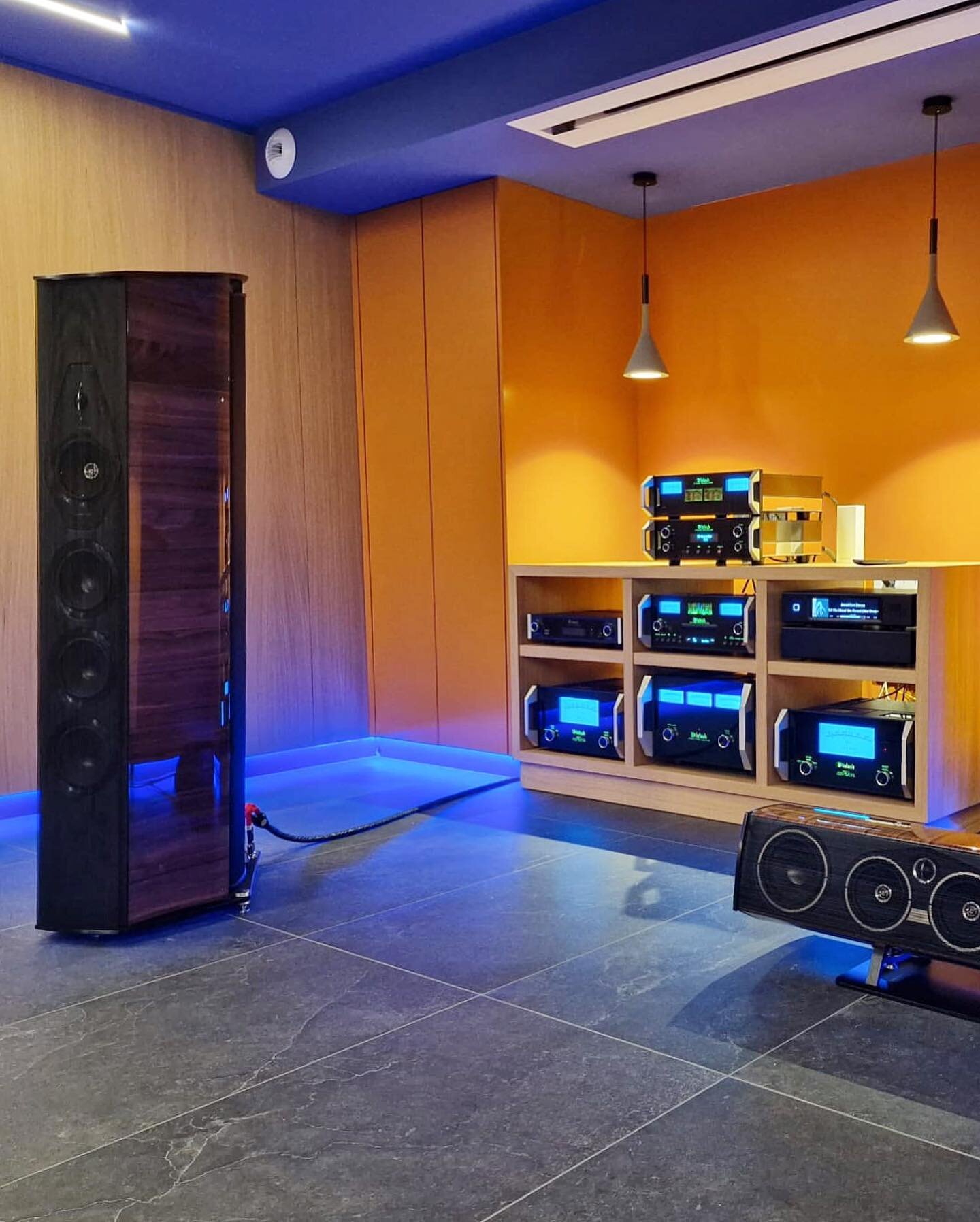 Installation made by Music-Hall:
#aurendern30sa 
#mcintoshmcd12000 
#mcintoshc12000 
#mcintoshmc611 
#sonusfaberlilium 
Mais aussi 1 MC303 et 1 MX100 McIntosh et le tr&egrave;s belle Vox de Sonus Faber pour le Home Cin&eacute;ma. 
#musichallauditoriu