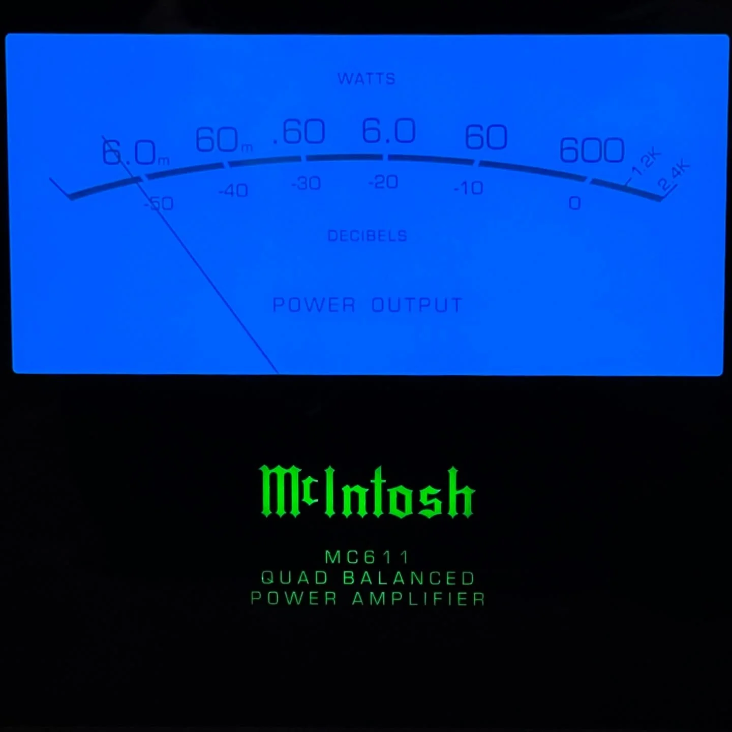 McIntosh fait partie des rares fabricants qui con&ccedil;oivent encore des &eacute;lectroniques audio en interne, avec continuit&eacute; technologique depuis plus de 75 ans. Chez Music-Hall , plusieurs de leurs amplificateurs, pr&eacute;amplificateur