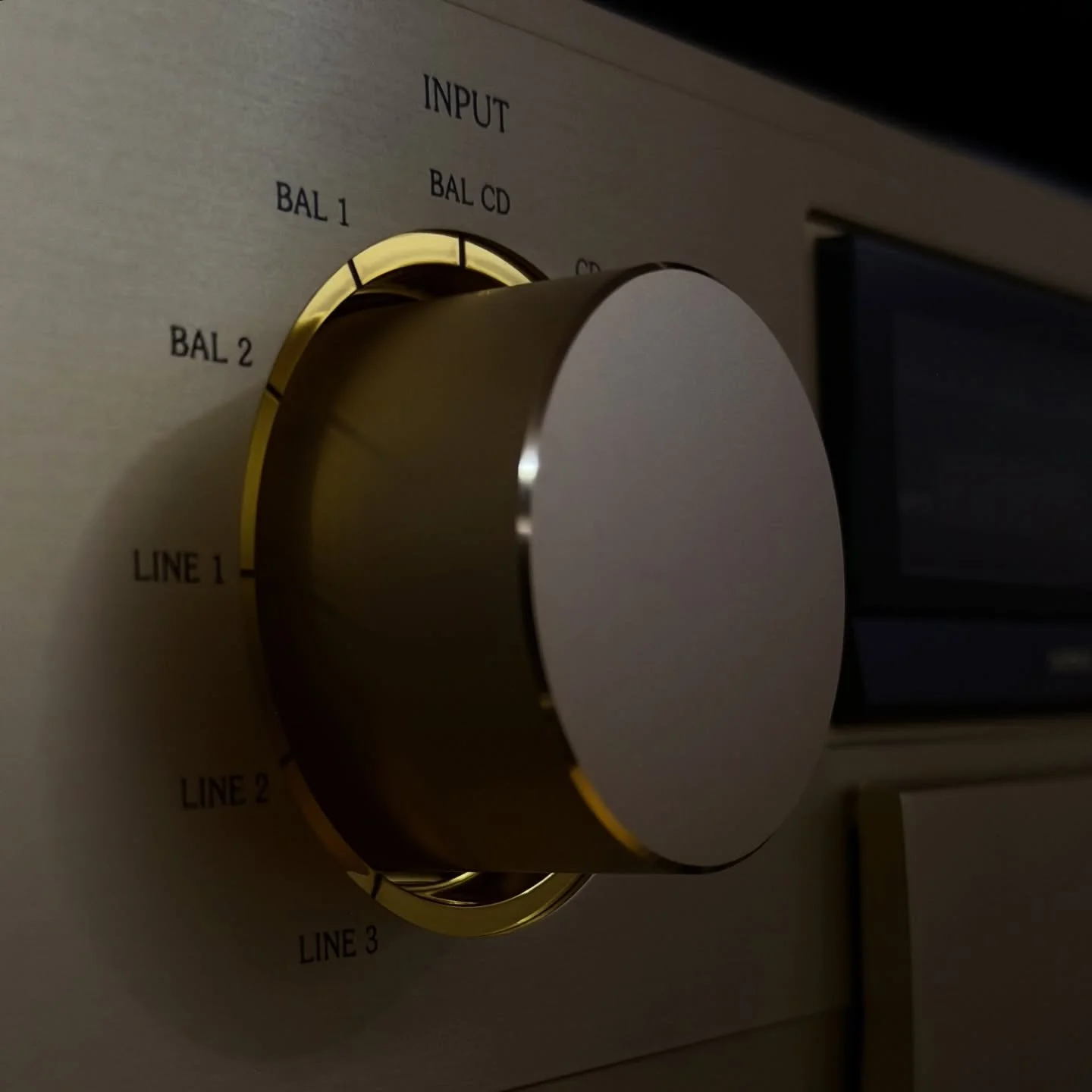 Ce n&rsquo;est pas une question de volume.
C&rsquo;est une question de v&eacute;rit&eacute;.

L&rsquo;Accuphase C-3900S ne cherche pas &agrave; impressionner.
Il r&eacute;v&egrave;le.

Et lorsque la musique se r&eacute;v&egrave;le,
toute concession d