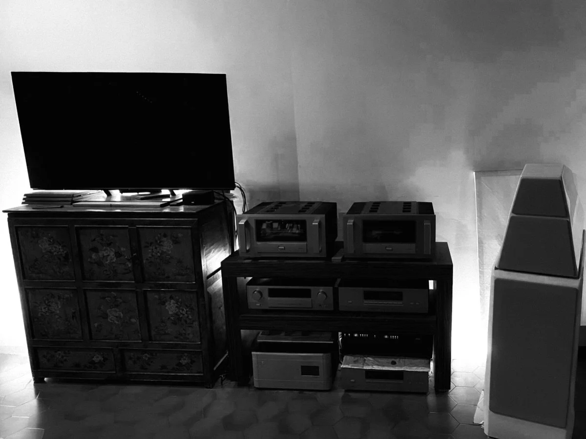 Ce que l&rsquo;on dit rarement en HAUTE FID&Eacute;LIT&Eacute;, c&rsquo;est que la v&eacute;ritable diff&eacute;rence ne r&eacute;side pas uniquement dans la qualit&eacute; des appareils, mais dans la coh&eacute;rence invisible du syst&egrave;me.

Un