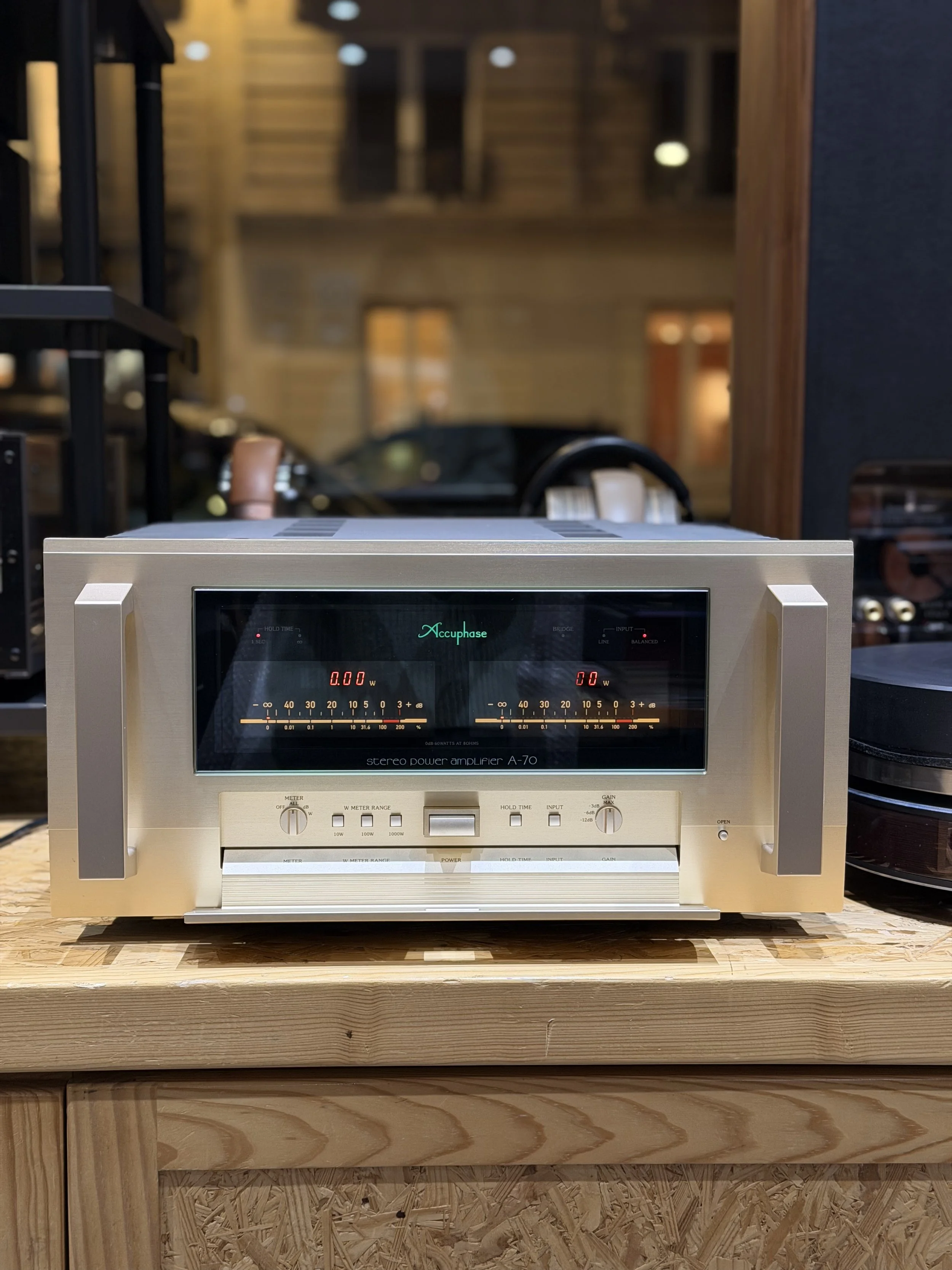 Accuphase A-70