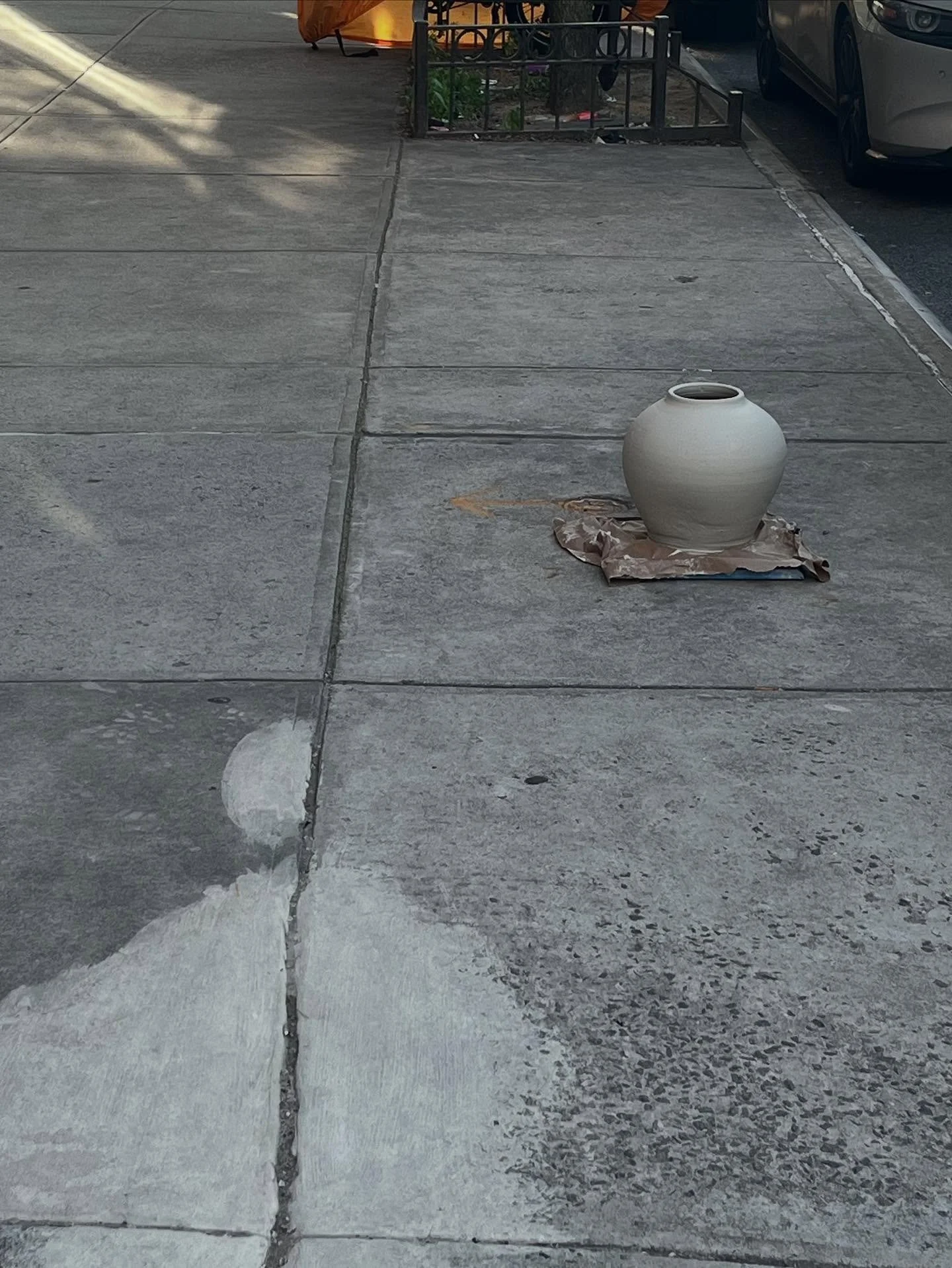 @stoopingnyc : pottery edition 

gorgeous leather hard moon jar spotted on Kent between Franklin and West. 

needs a trim but otherwise in excellent shape. currently being fostered @yarostudios swing by if interested